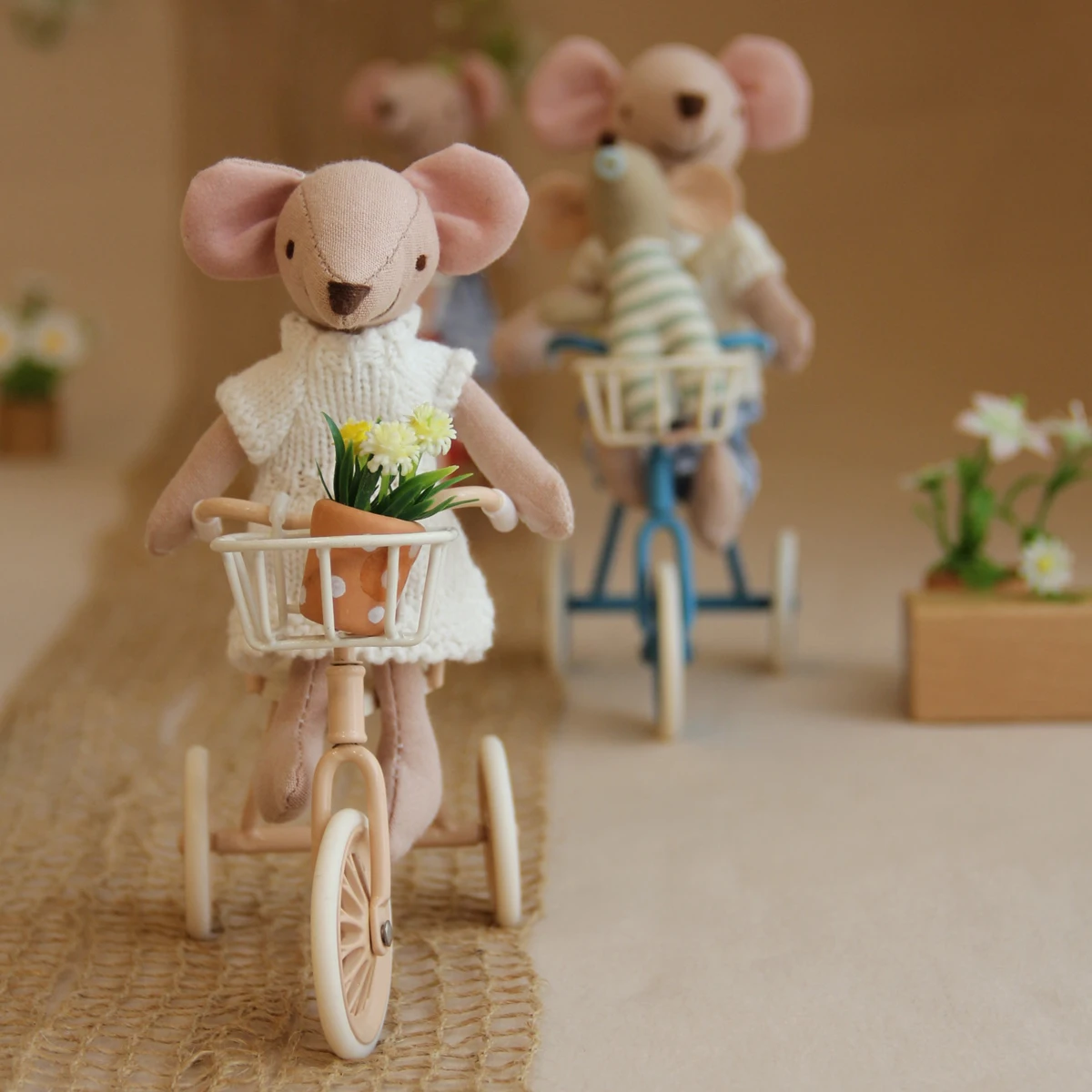 Миниатюрная железная игрушка-трехколесный велосипед, подходящая для украшения кукольного домика Bjd Ob11