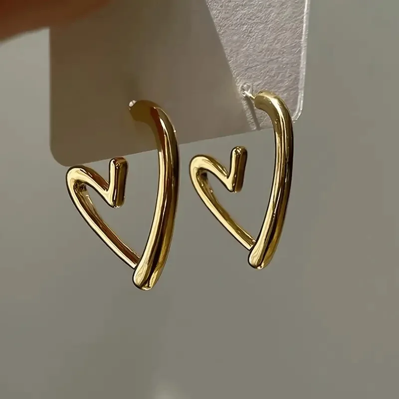 A Pair Unique Simple Gold Color Hollow Out Peach Heart Earrings for Women Fashion Individuation Paty Jewelry Gifts Daily Wear