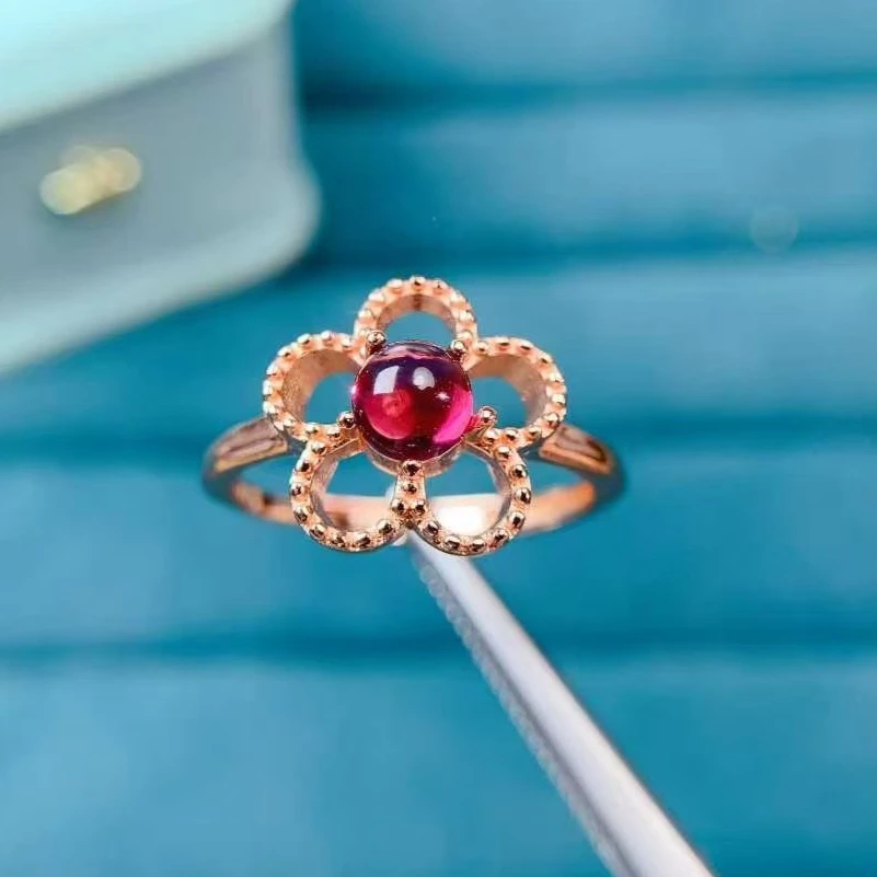 

Кольцо из серебра с натуральным гранатом цвета винного красного, 5 мм, 0.5 карата, пироповый гранат, с позолотой 18K, ювелирное изделие с драгоценным камнем, с сертификатом