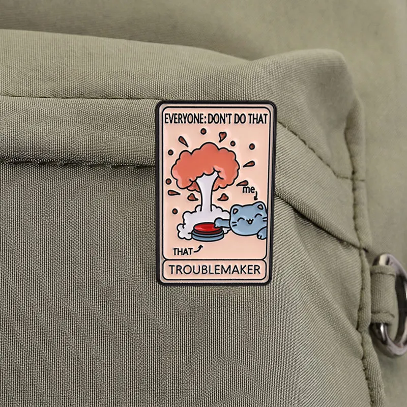 Streichhafter Blauer Katzen-Emaille-Pin: Lustige Schelmische Kätzchen-Broschen, Tier-Tarot-Schmuck, Anstecknadel, Geschenke – Detail 6