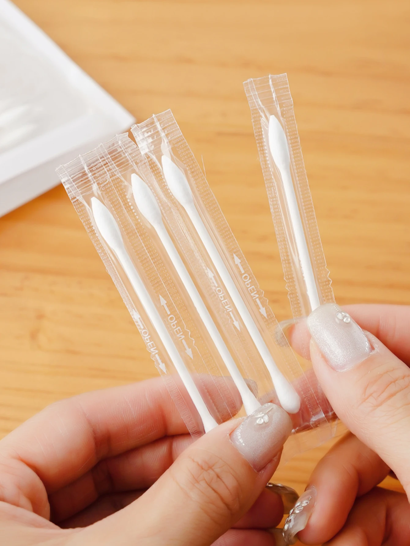 귀 제거, 메이크업 청소, 위생, 독립 포장, 휴대용을 위한 100개 일회용 양면 면봉