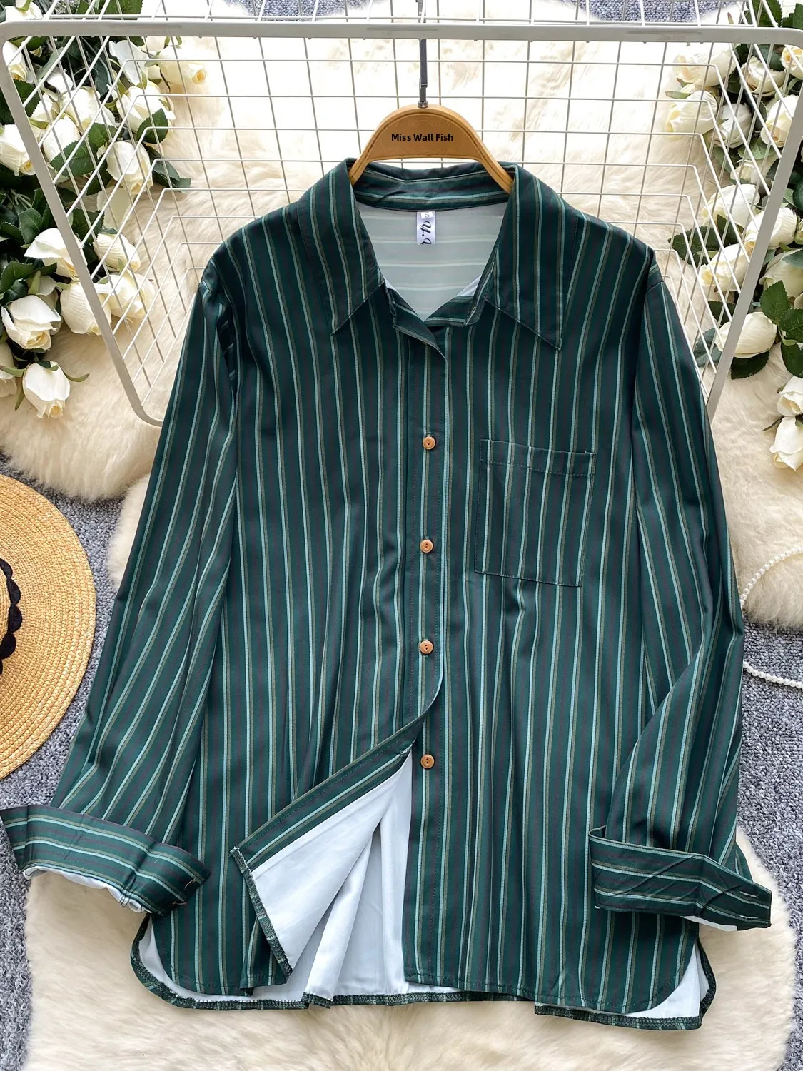 ゆったりとしたカジュアルなロングスリーブのレディース服、韓国風のファッショナブルな襟付きシングルボタンストライプトップス、通勤に最適