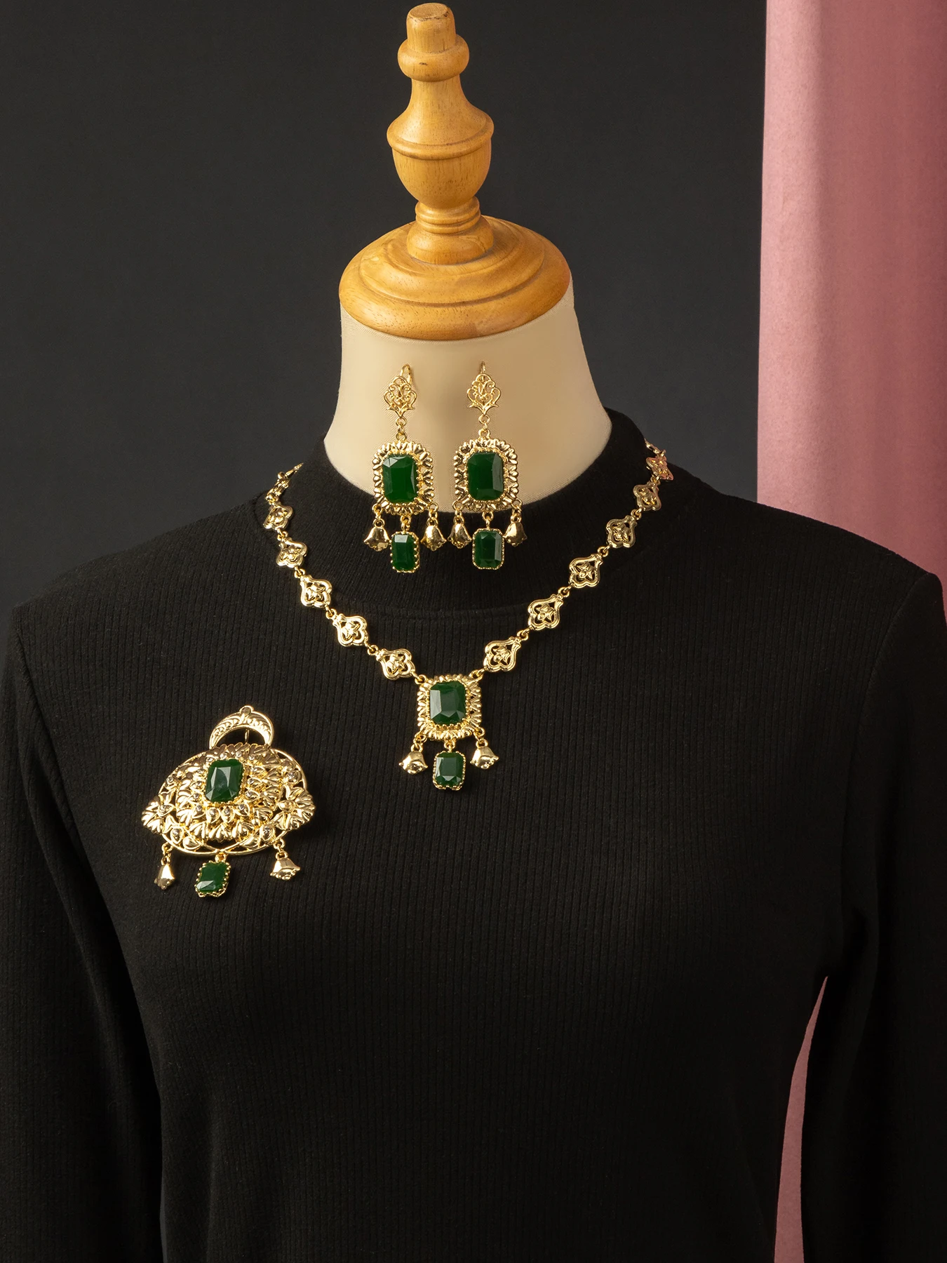 Przepiękna biżuteria ślubna w połączeniu z wykwintnym rzemiosłem, rzeźbionym w stylu marokańskim naszyjnikiem i kolczykami do sukni ślubnej.