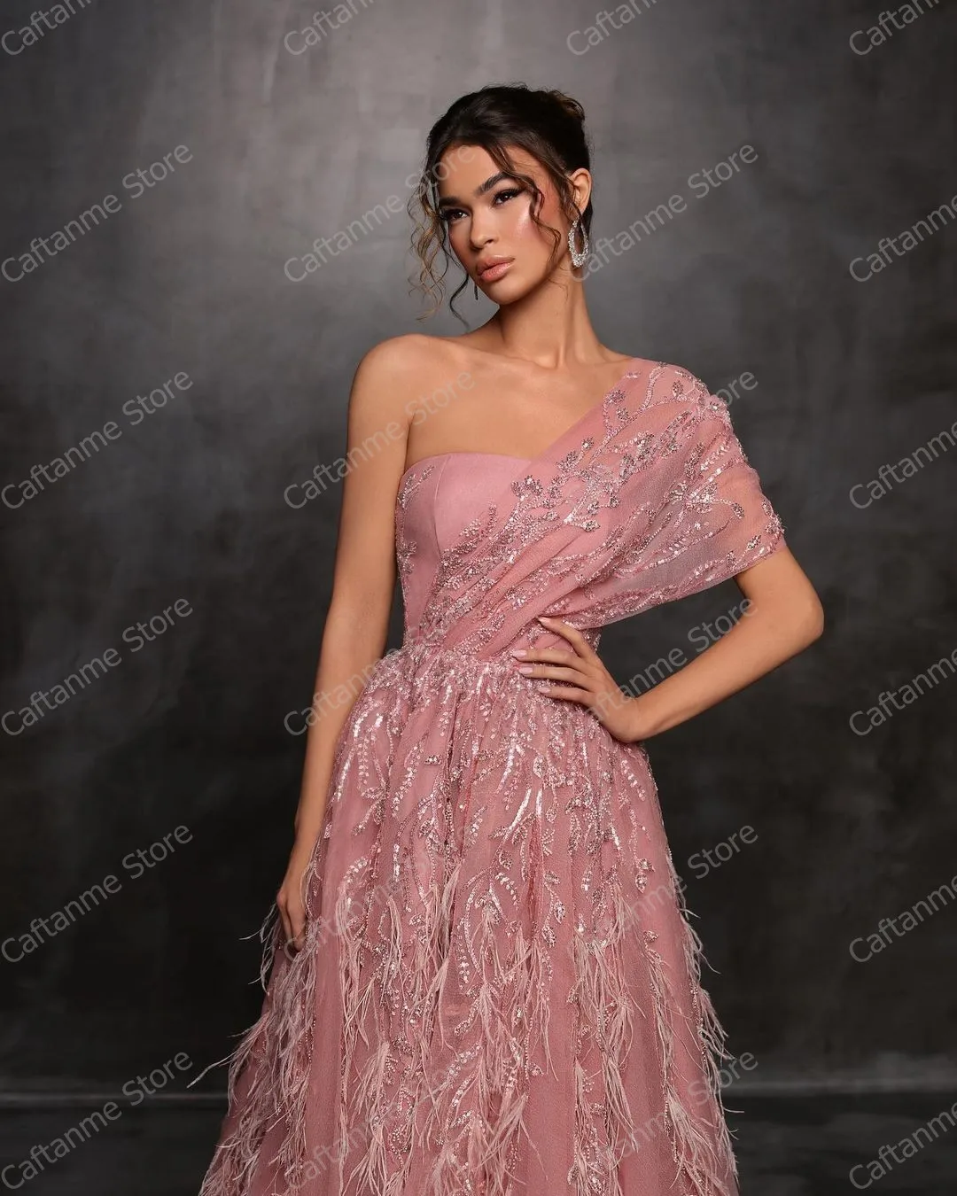 Longue robe de bal en Tulle rose poussiéreux, avec plumes, avec paillettes, épaules obliques, tenue de soirée avec lacets dans le dos