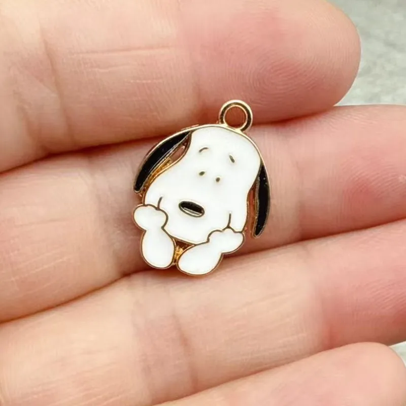 10 Stück Cartoon Snoopy Dekorationen Niedliche Legierungs-Anhänger Anime DIY Weihnachten Paar Kreative Mode Schmuck Accessoires Geschenk – Detail 8