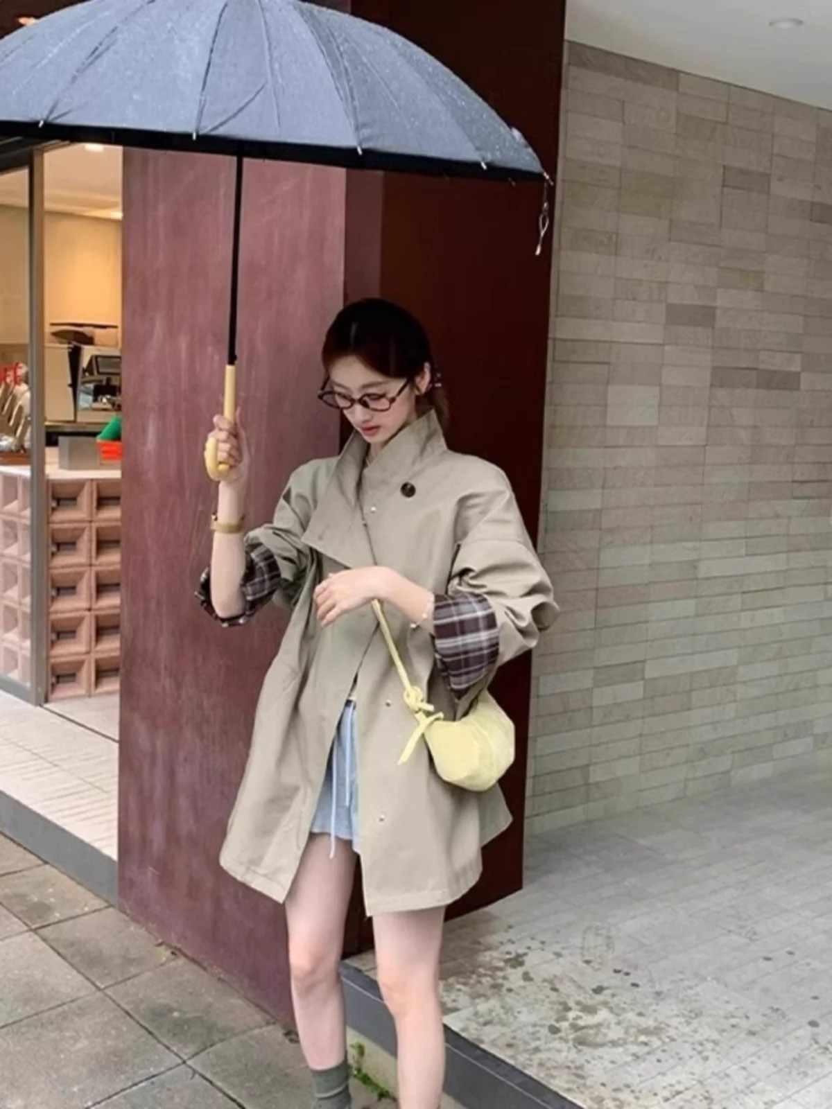 เสื้อโค้ทผู้หญิงแบบยาวปานกลาง รุ่นใหม่สำหรับฤดูใบไม้ผลิ สไตล์อังกฤษ ทรงหลวม ใส่ได้หลากหลาย ผลิตจากเส้นใยโพลีเอสเตอร์ ติดกระดุม