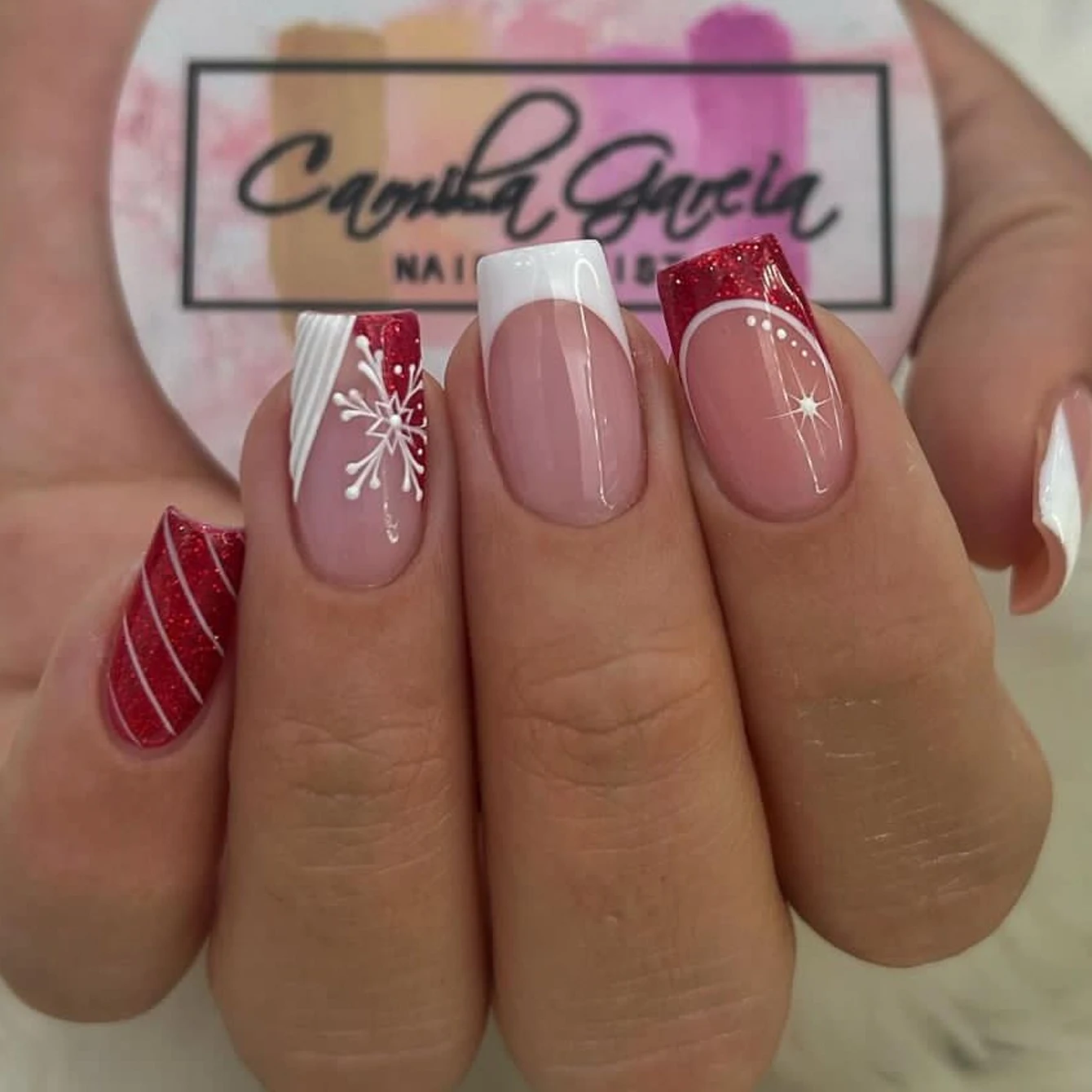 24 قطعة من الأظافر الصناعية المربعة القصيرة، تصميم ندفة الثلج الوردية، أظافر تغطية كاملة لامعة حمراء، أظافر أكريليك هدايا عيد الميلاد