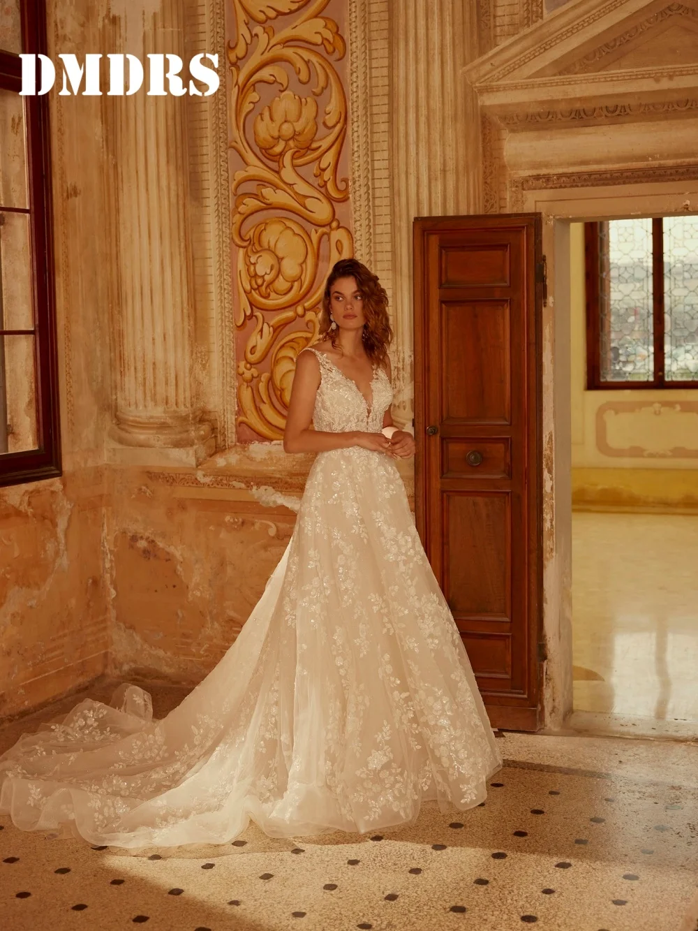 

Classic Deep V-Neck Wedding Dresses Charming Appliqué Bridal Gowns Stylish A-Line Floor-Length Wedding Gowns Vestidos De Novia