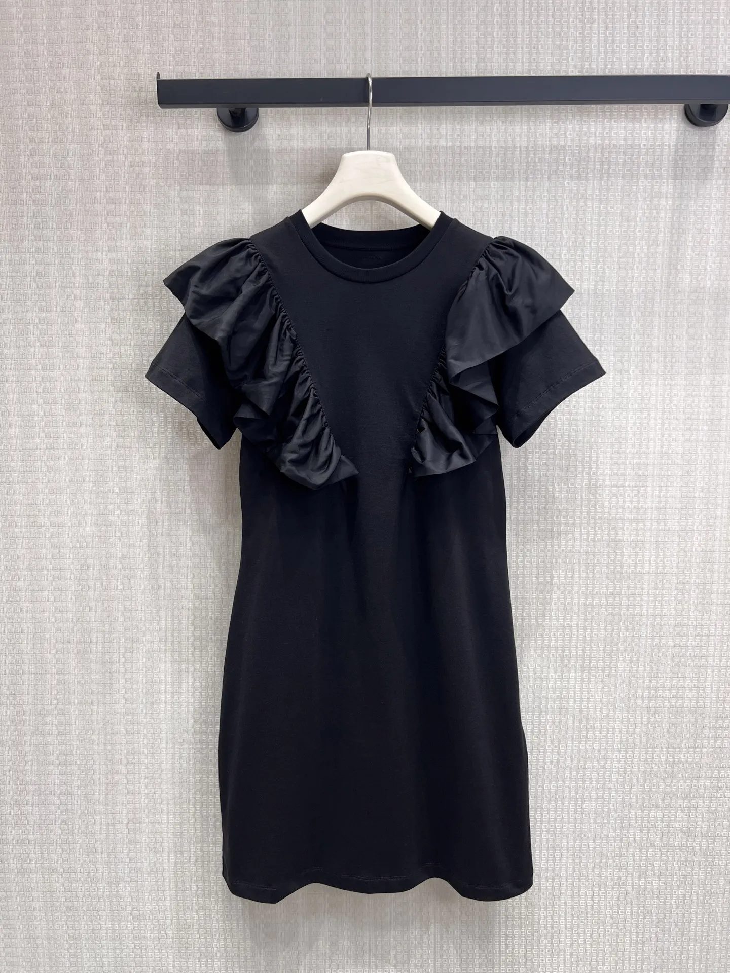 26 Xia Xin Lotus-leaf-edge Little Black Dress, with romantic design on the chest. Lotus-leaf-edge, T-shirt dress