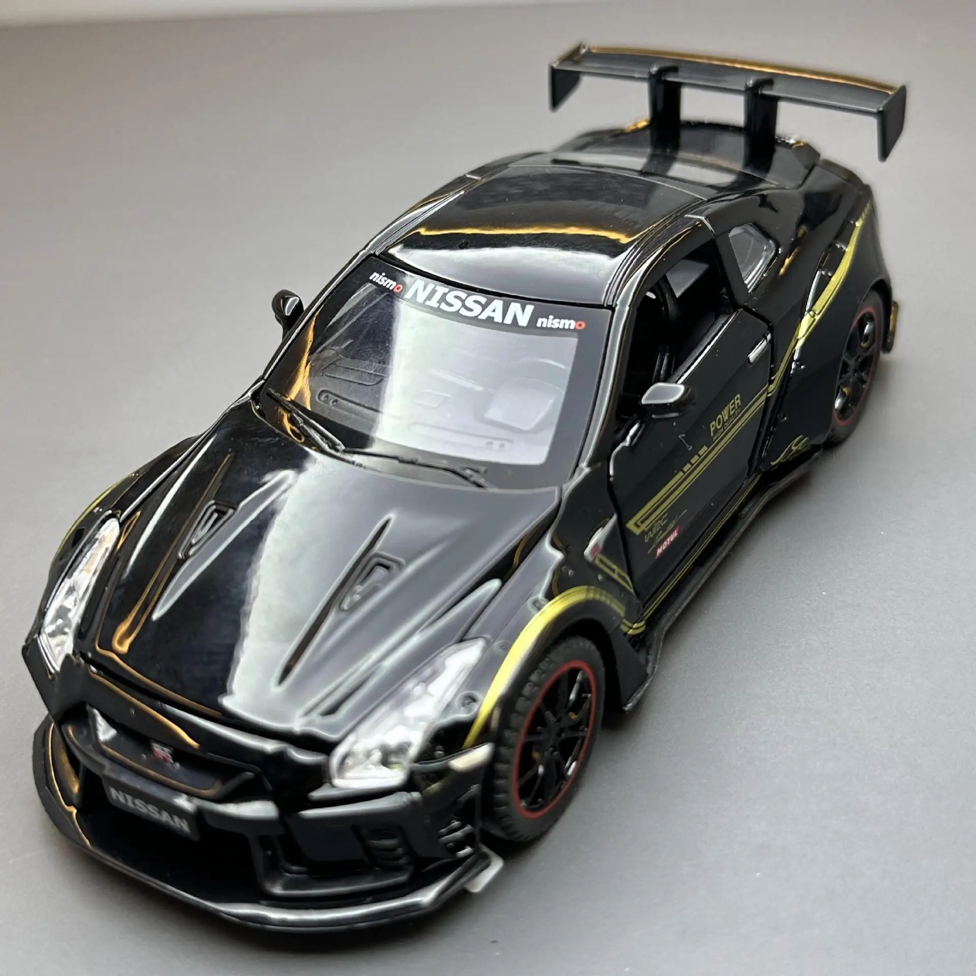 1:32GTR アレス車モデルプルバック、ライトおもちゃ男の子ギフト卓上装飾コレクション付き
