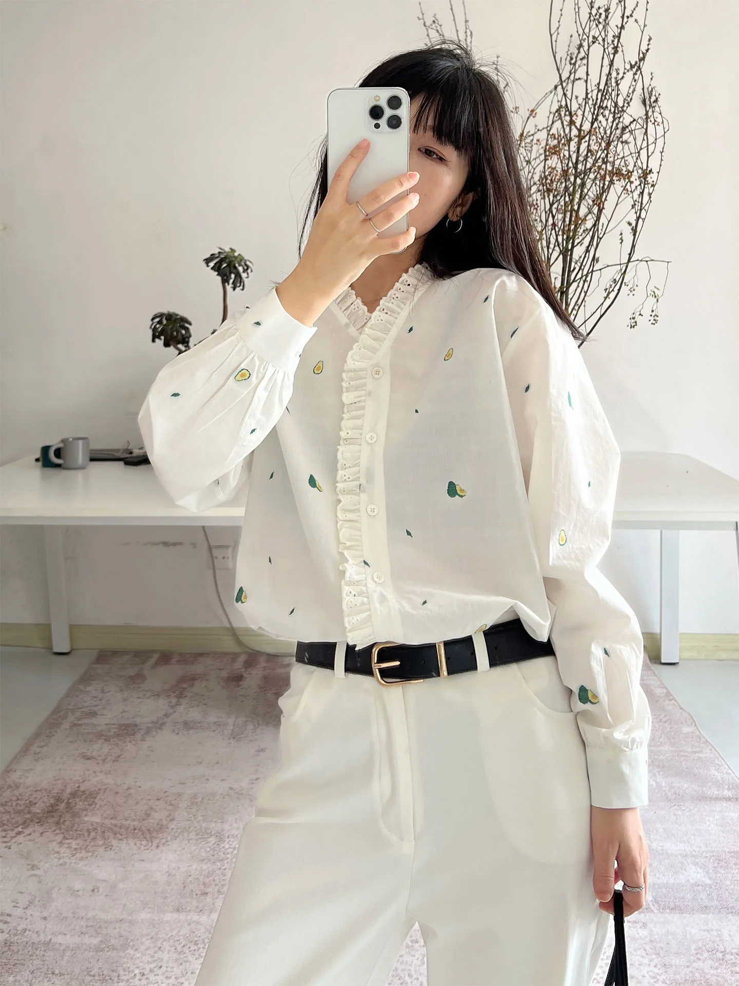 

Женская хлопковая рубашка свободного кроя во французском стиле с кружевными вставками, дышащая, повседневная, кремово-белая, для работы, весенняя коллекция