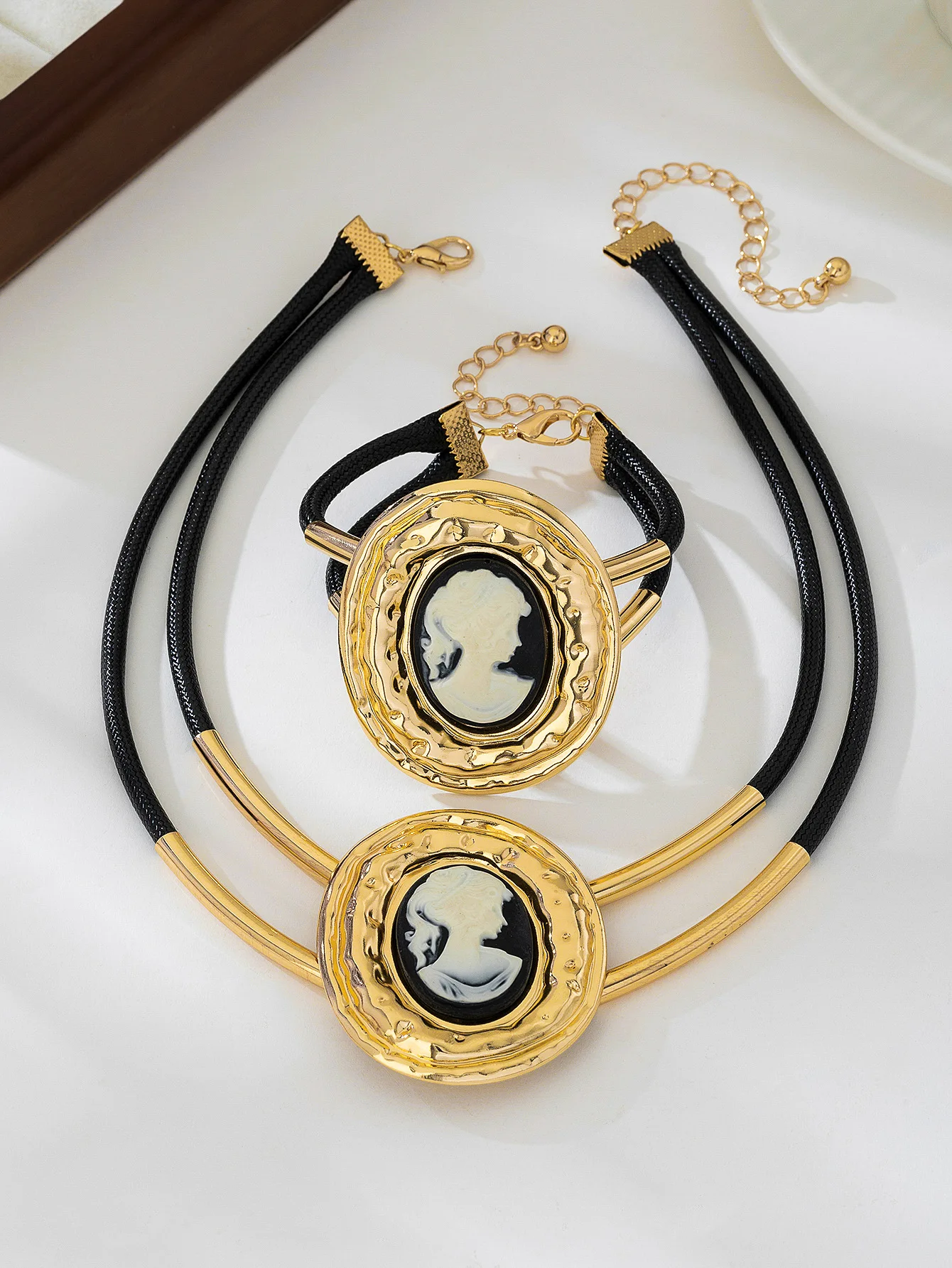 

2 PCS Black Layered Black Rope Chains Porait Pendant Necklace for Women Geometry Pearl Bracelet Jewelry Accessories Gifts