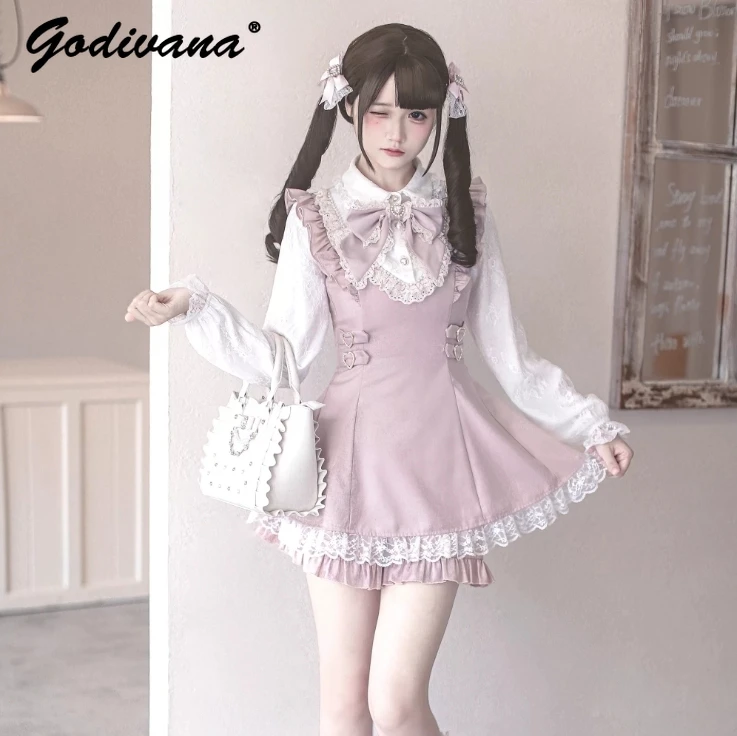 

Оригинальный японский комплект одежды для девочек в стиле субкультуры: розовое кружевное платье с длинными рукавами, бантом и кружевными вставками, а также шорты.