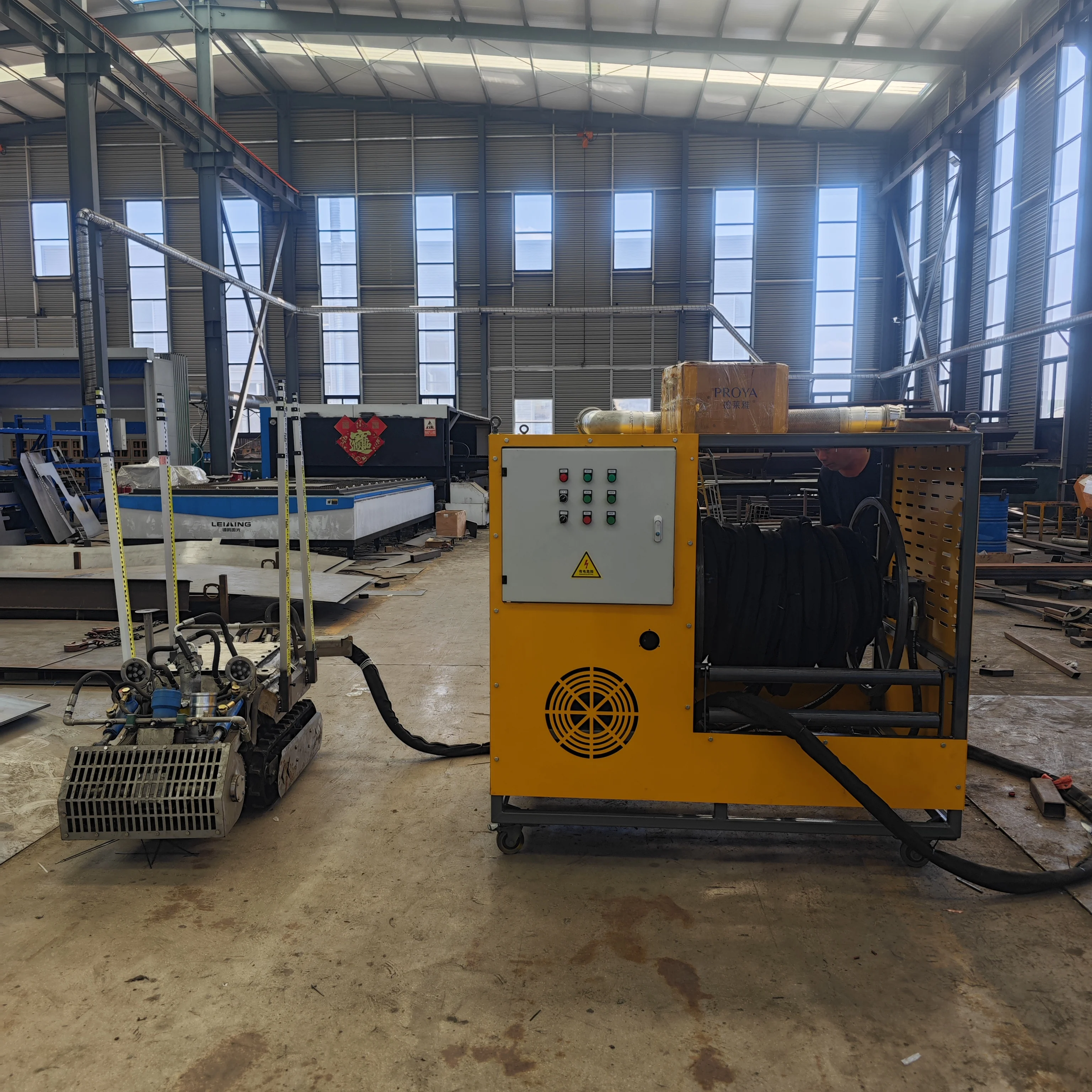 روبوت تنظيف الحمأة الكهربائية مع هيكل المسار المطاطي للبرك والبحيرات وحمامات الصرف الصحي ونظام التجريف للتحكم عن بعد تحت الماء