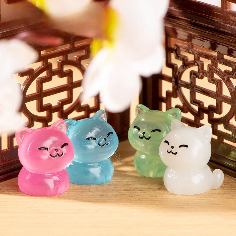 Cute Mini Luminous Cat Desktop Ornament Glow in Dark Resin Micro Landscape Figurines Garden Decor Kids Gift Home Room Decoration