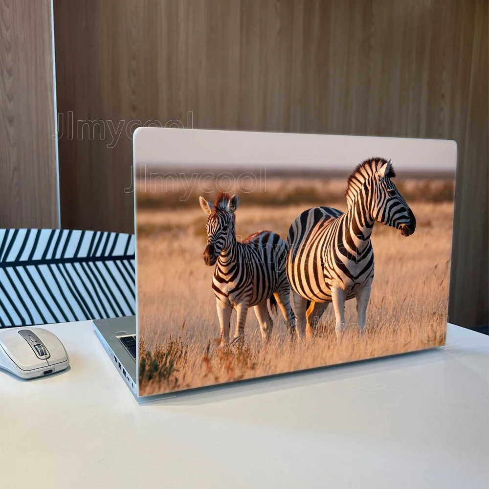 Vinilo Decorativo Removible para Laptop con Diseño de Madre y Cachorro de Cebra en la Atardecer de la Sabana, Estilo Fotográfico, Recortable, DIY