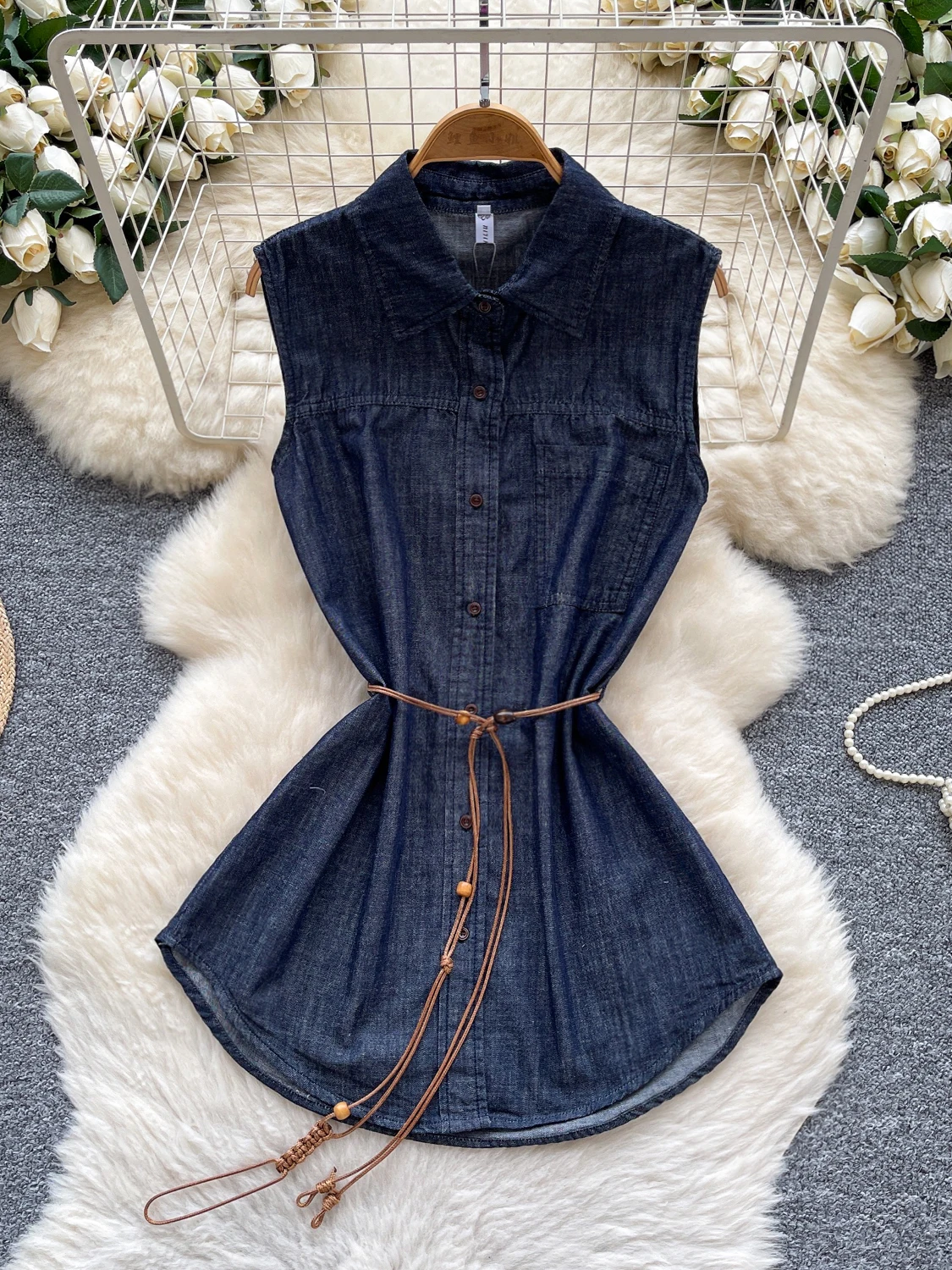 

Шикарный джинсовый джемпер без рукавов, топы, повседневный дизайн с регулируемым поясом, однотонные летние женские рубашки с короткими рукавами и круглым вырезом