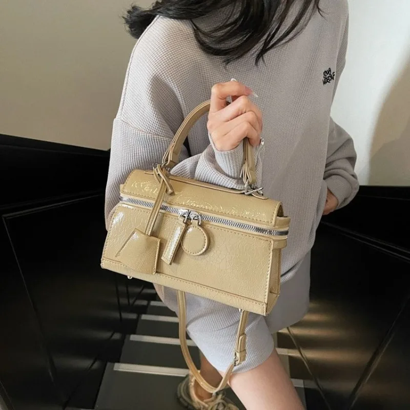 

Simple Fold Over Clasp Closure Bag For Women Secure Underarm Shoulder Bag With A Clean Minimalist Aesthetic