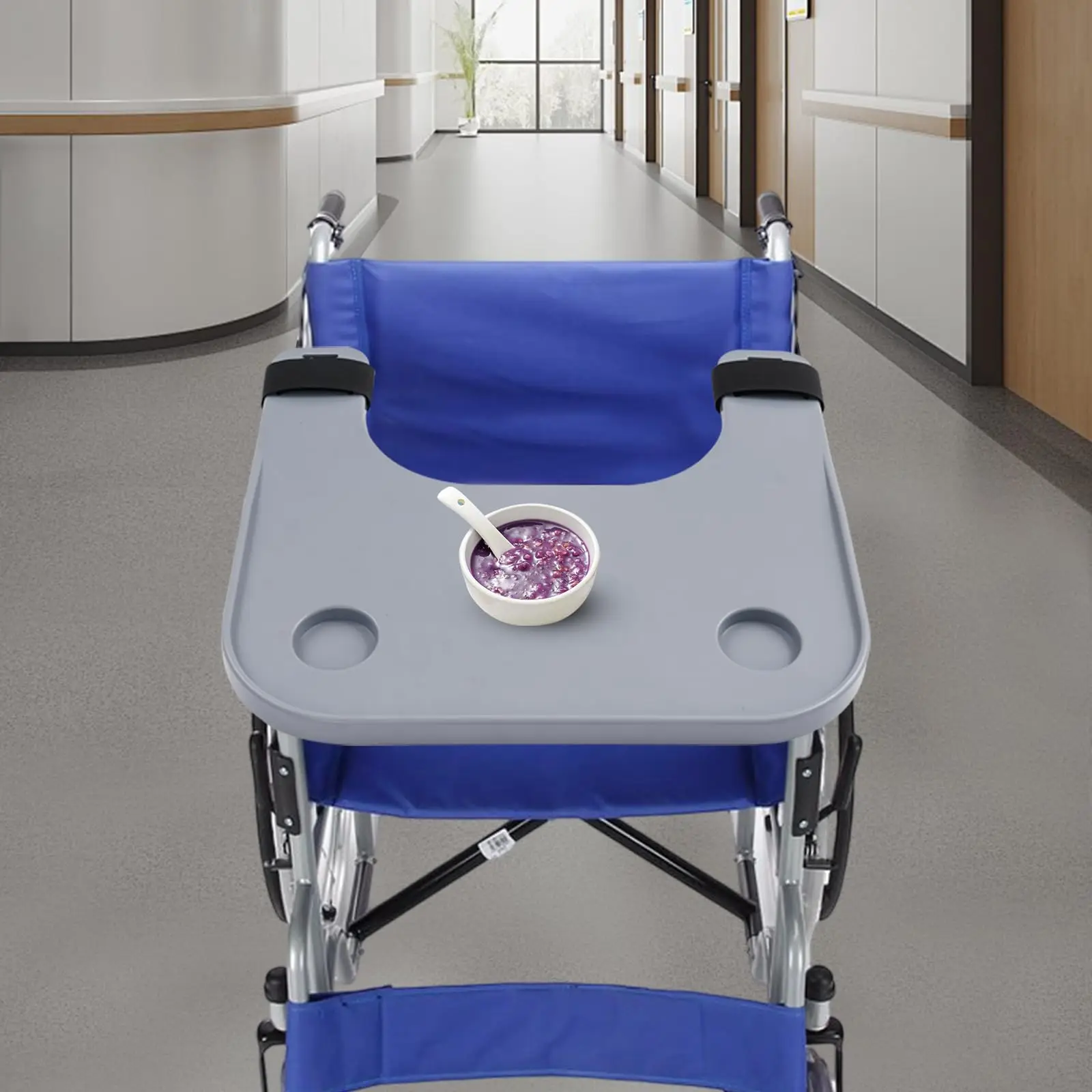 صينية طاولة الكرسي المتحرك صينية رمادية عالمية قابلة للإزالة بسعة 110 رطل وحاملين أكواب