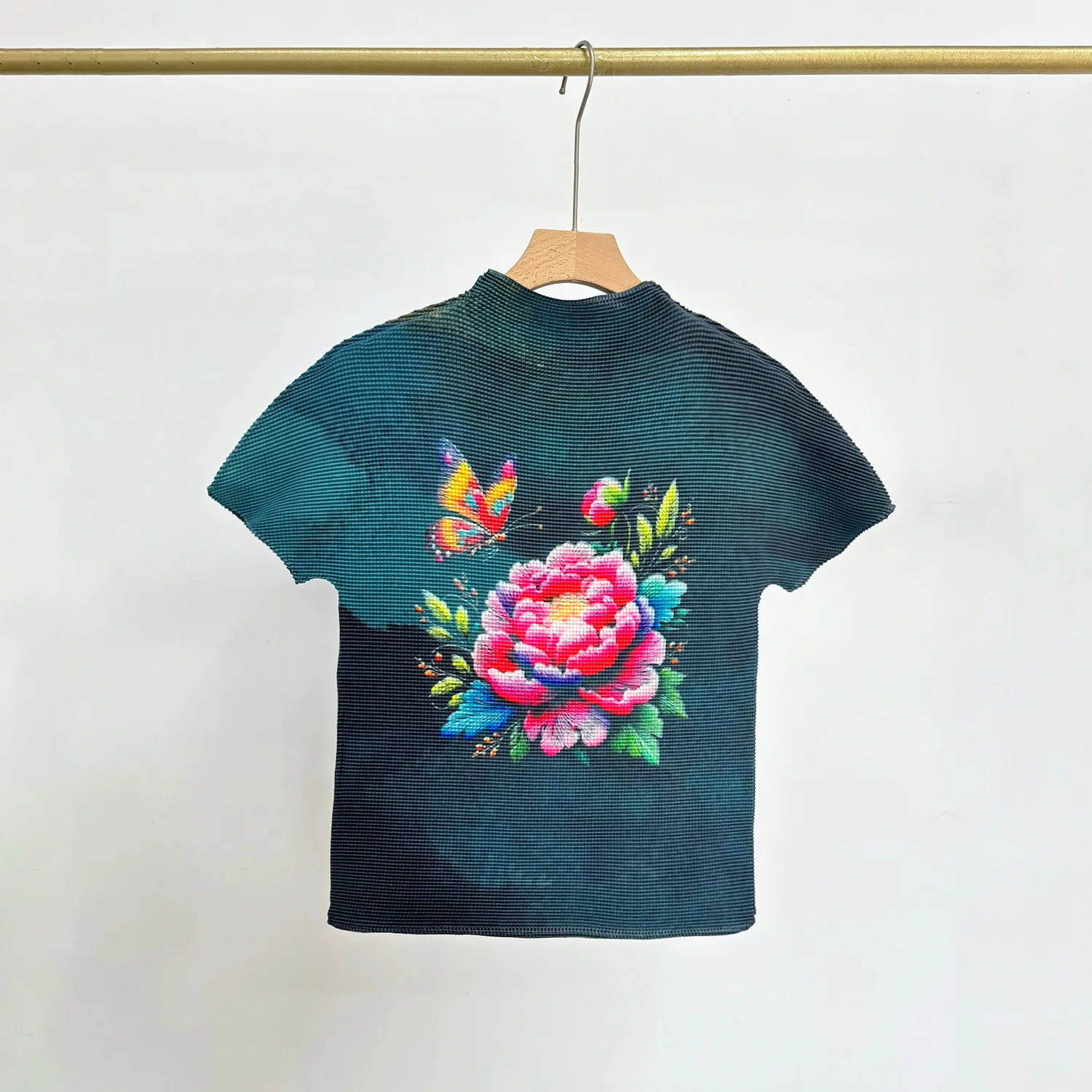 Pleated T-shirt, summer thin style, versatile and easy to care, printed pleated top for women.
