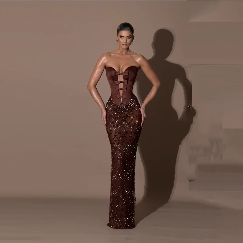 ゴージャスなチョコレート色のプロムドレス ビーズ付きロングイブニングドレス シアーでセクシーなオフショルダーVネック ドバイフォーマルパーティードレス リボン付き
