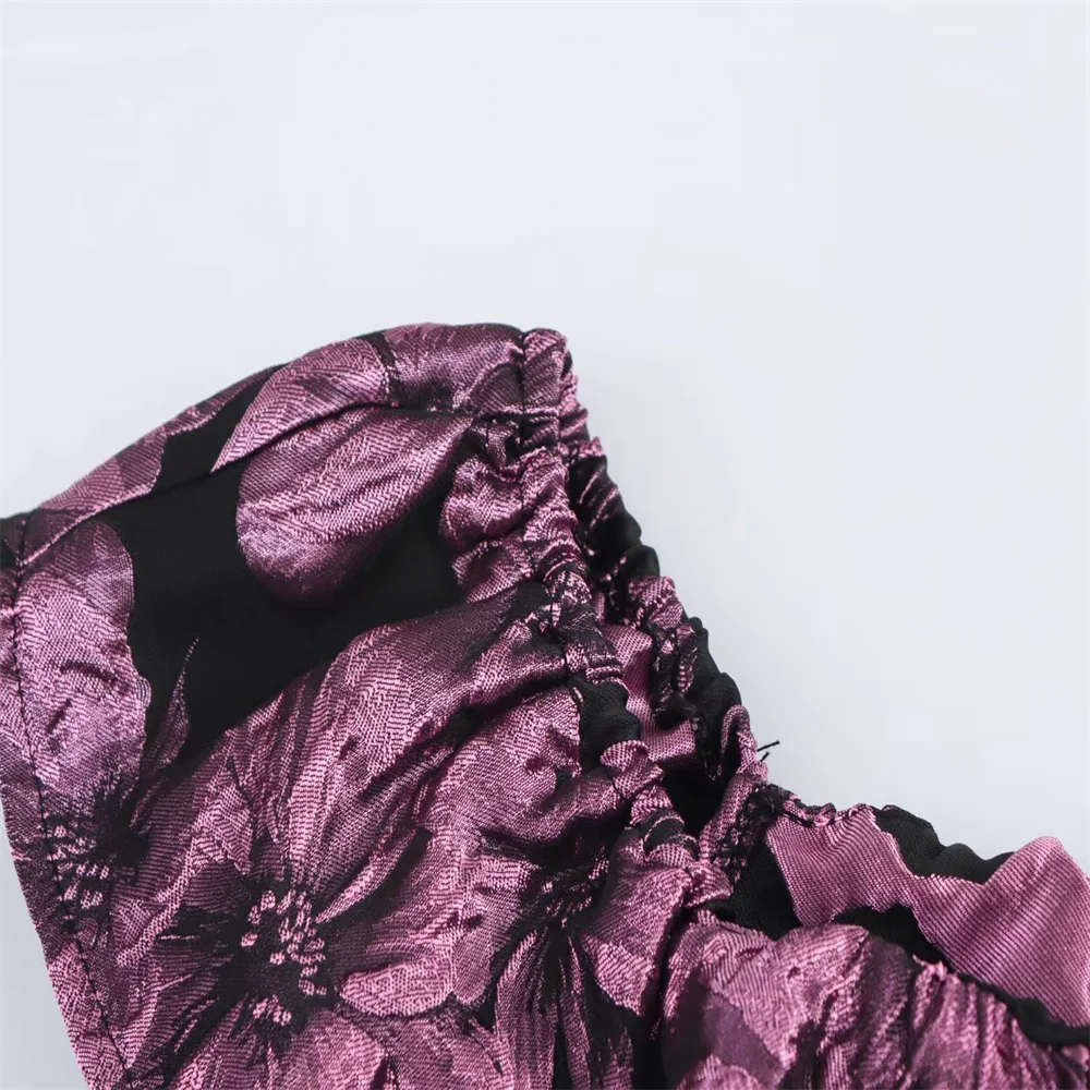   Sukienka mini damska z odkrytymi ramionami, falbanką przy dekolcie, czarno-fioletowa, z kwiatowym wzorem, stylowa, rok 2025.