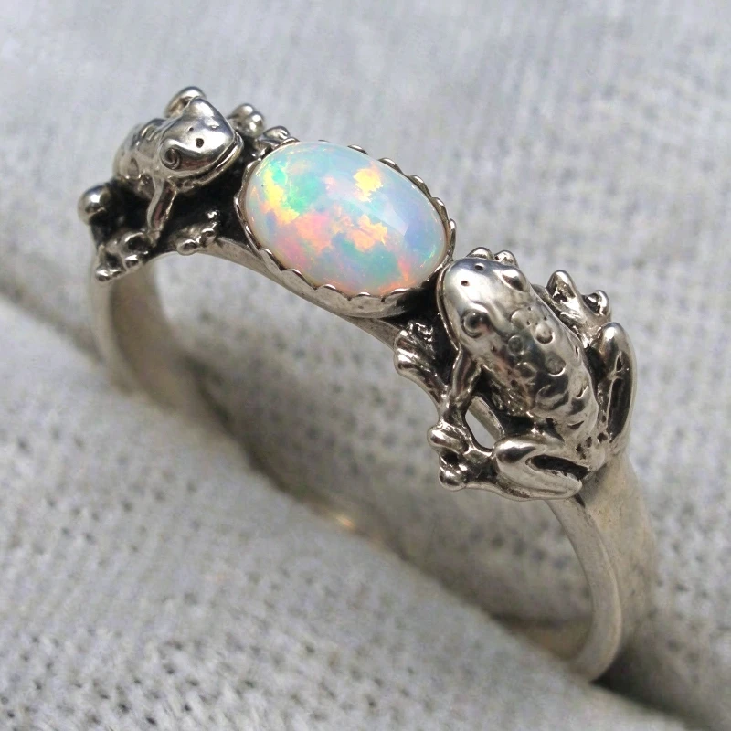 Women's Vintage Delicate Frog Relief Synthetic Opal Artistic Ring Fashion Personality Banquet Festival Silvery Jewelry Accessory