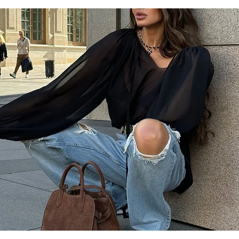 2025 الخريف والشتاء تصميم جديد شخصي الدانتيل متابعة قميص نسائي أسود متعدد الاستخدامات المتخصصة الكتف كم أعلى