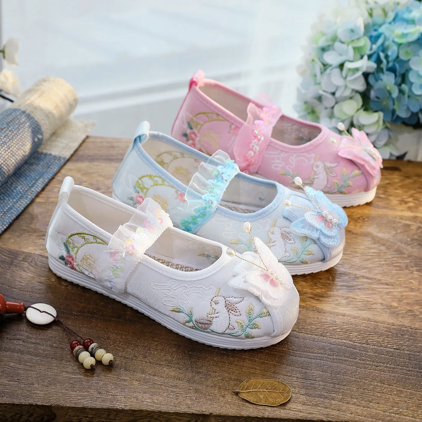 

Новые детские кружевные туфли для девочек с цветами и жемчугом, ручной работы, в стиле Ханьфу, для танцев, в старинном китайском стиле, с вышивкой