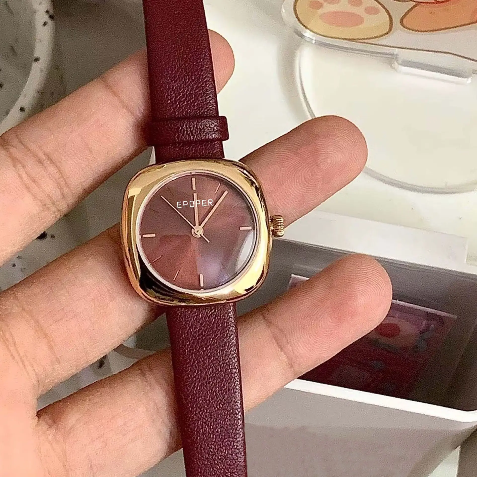 ساعة كوارتز نسائية كلاسيكية فاخرة وخفيفة الوزن وكاجوال وعصرية وعالية القيمة، وساعة يد بتصميم نسائي.