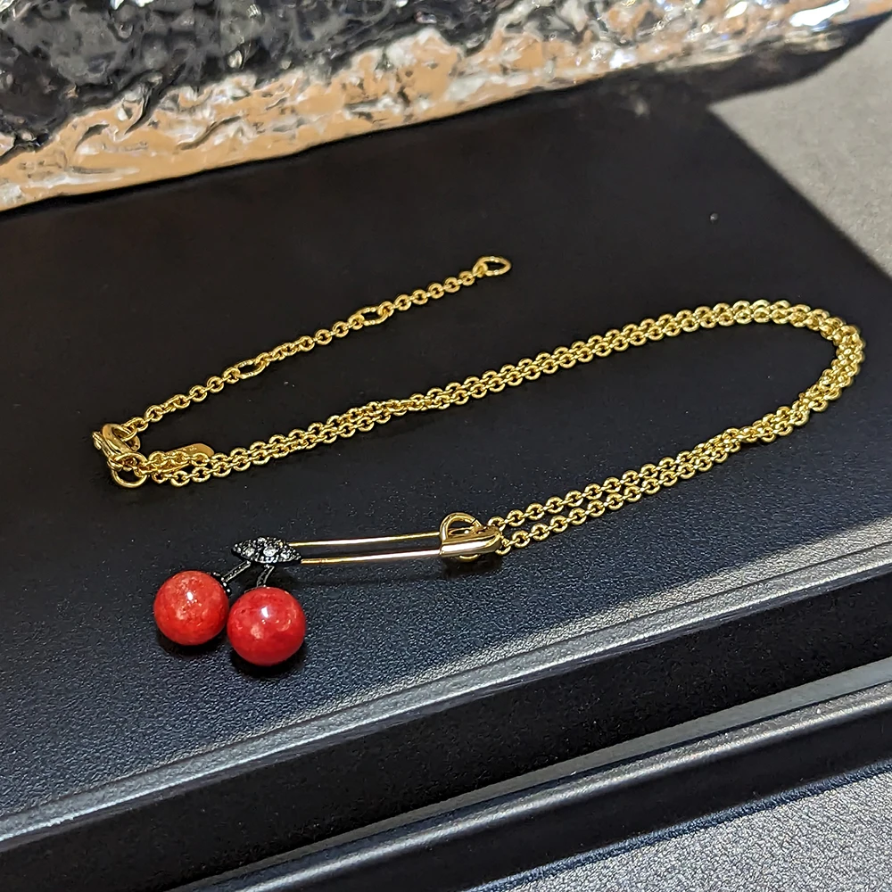 Amorita boutique Small and exquisite red fruit clasp necklace