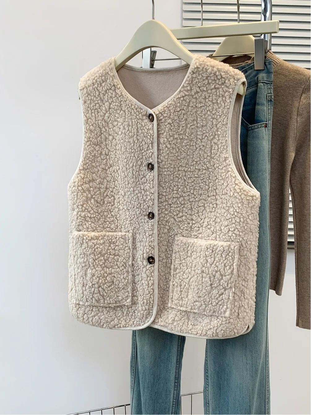 Authentic Fall Winter New Style Sheepskin Loose Lightweight Warm Sleeveless Large Size Vest Poly Fiber 100% Outerwear Jacket