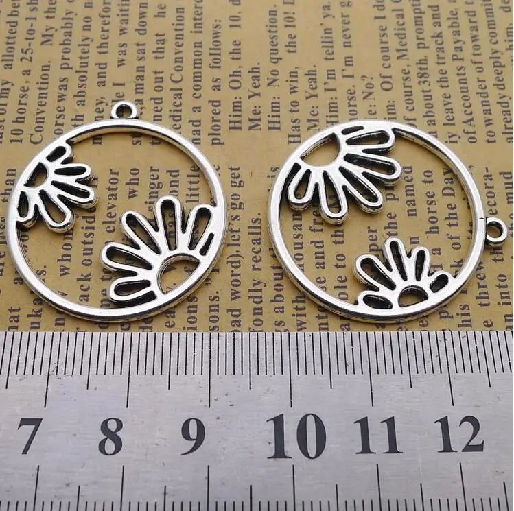 5pcs 30 * 33mm Tibetan Silver Alloy Charm Floral Hollow out Round smooth Pendant