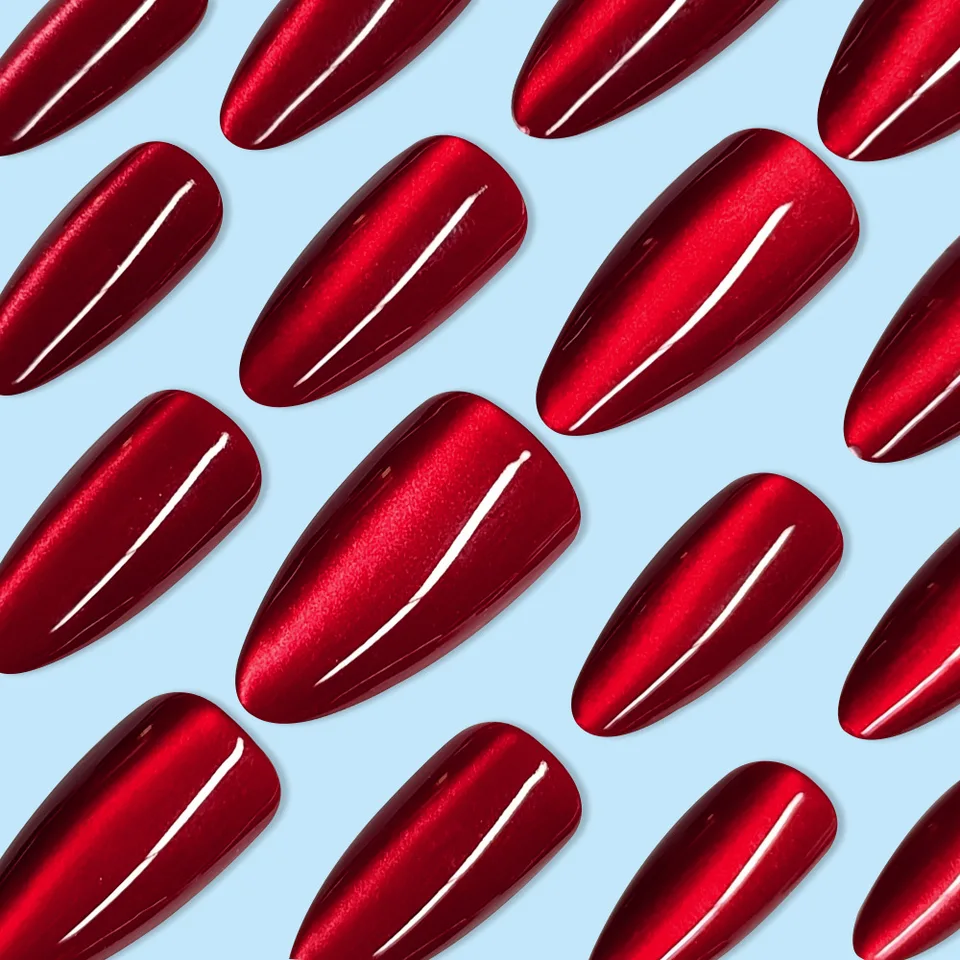 24 Uñas Postizas Rojas Brillantes Ojo de Gato, Cobertura Completa, Color Nude, Forma Almendra, con Encantos 3
