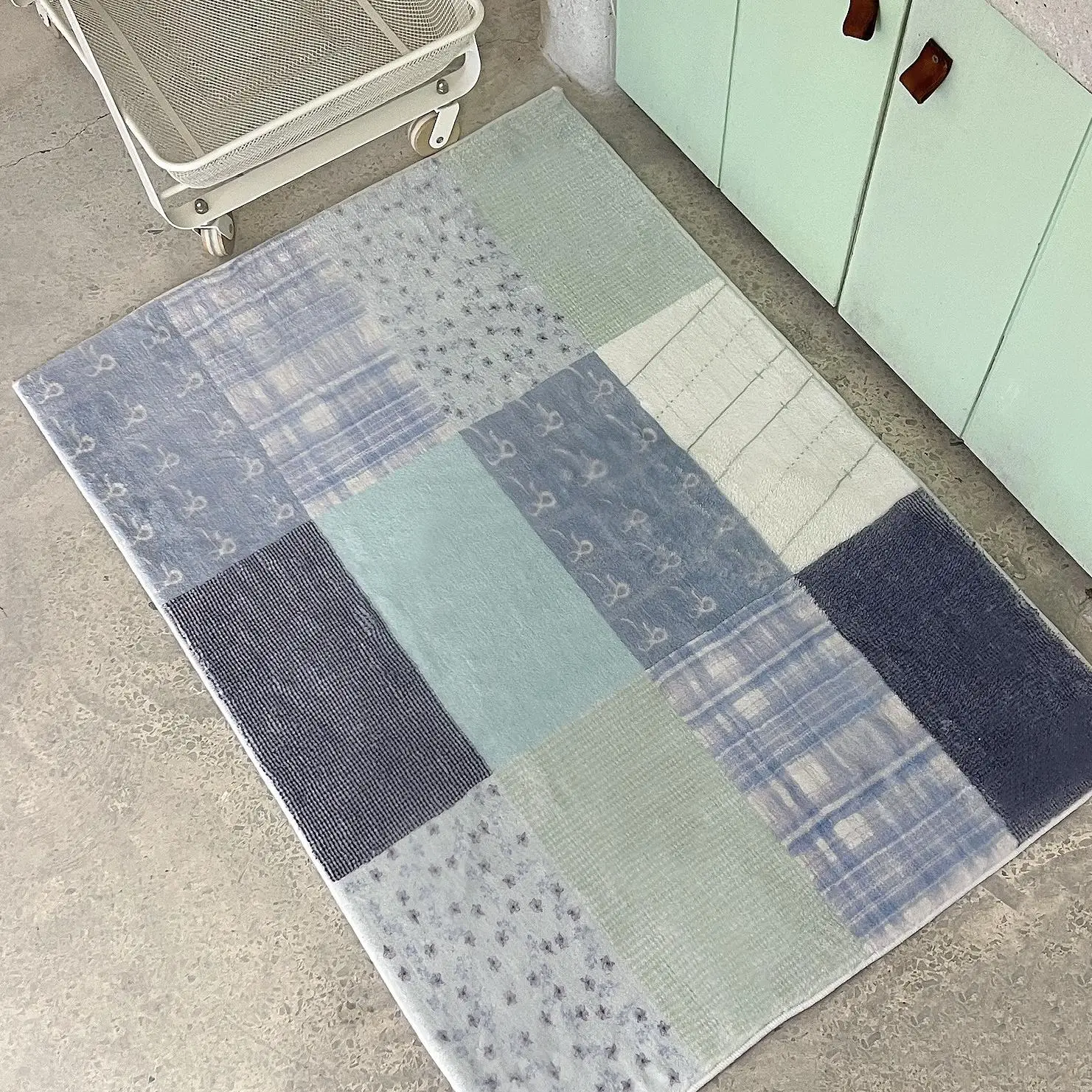 VIKAMA Cremeblauer karierter Wohnzimmerteppich, Schlafzimmerleuchte und frischer Nachttischteppich, Plüsch-Sofatisch, Heimdekoration
