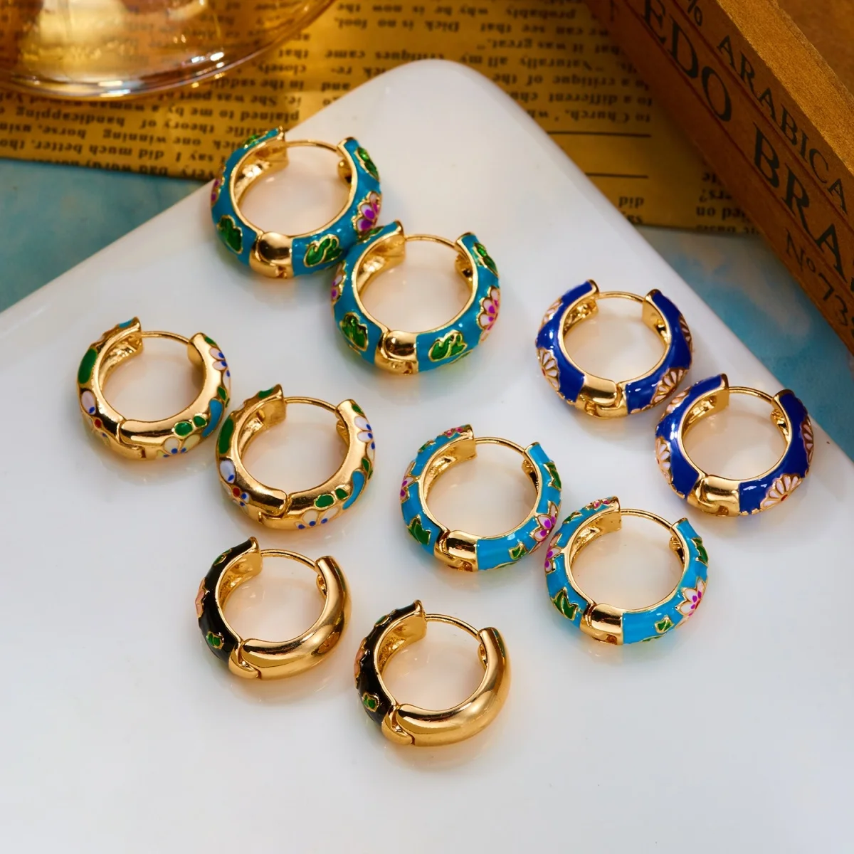 Süße bunte Emaille-Gänseblümchen-Ohrstecker für Damen und Herren, elegante geometrische Creolen mit Gittermuster, Schmuck – Detail 3