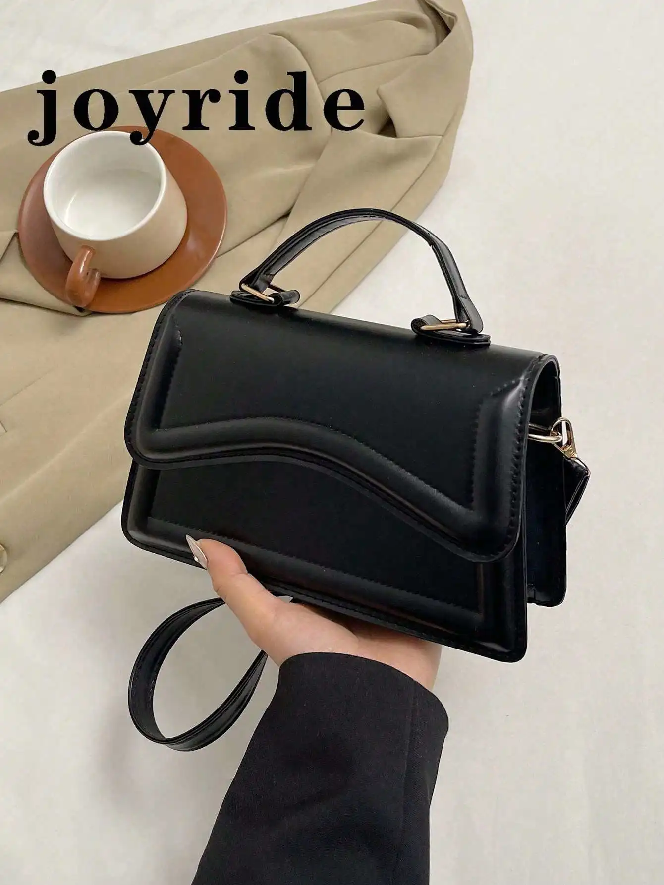 

Черная структурированная сумка-сэтчел с верхней ручкой и волнистым клапаном