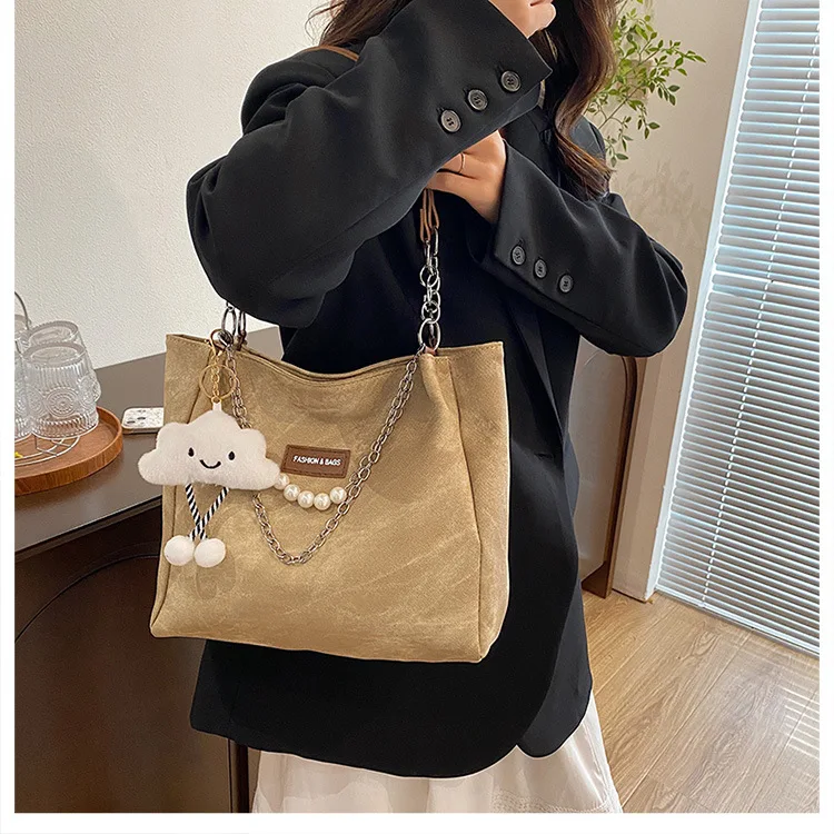 Damen Tie-Dye Denim Schultertasche mit Wolkenanhänger und Perlenkette – Lässige Alltags- und Schultasche für Damen – Detail 14