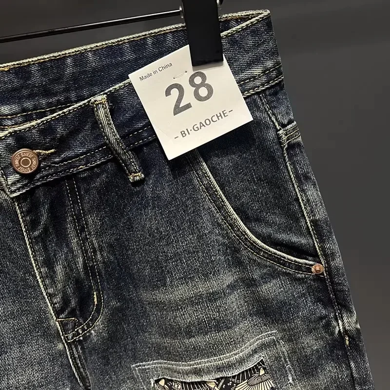 メンズ向けハイエンドダメージパッチ生地ハーレムパンツ、頑丈でハンサムなルーズストレートデニムパンツ、トレンドのテーパードパンツ、お父さん向け