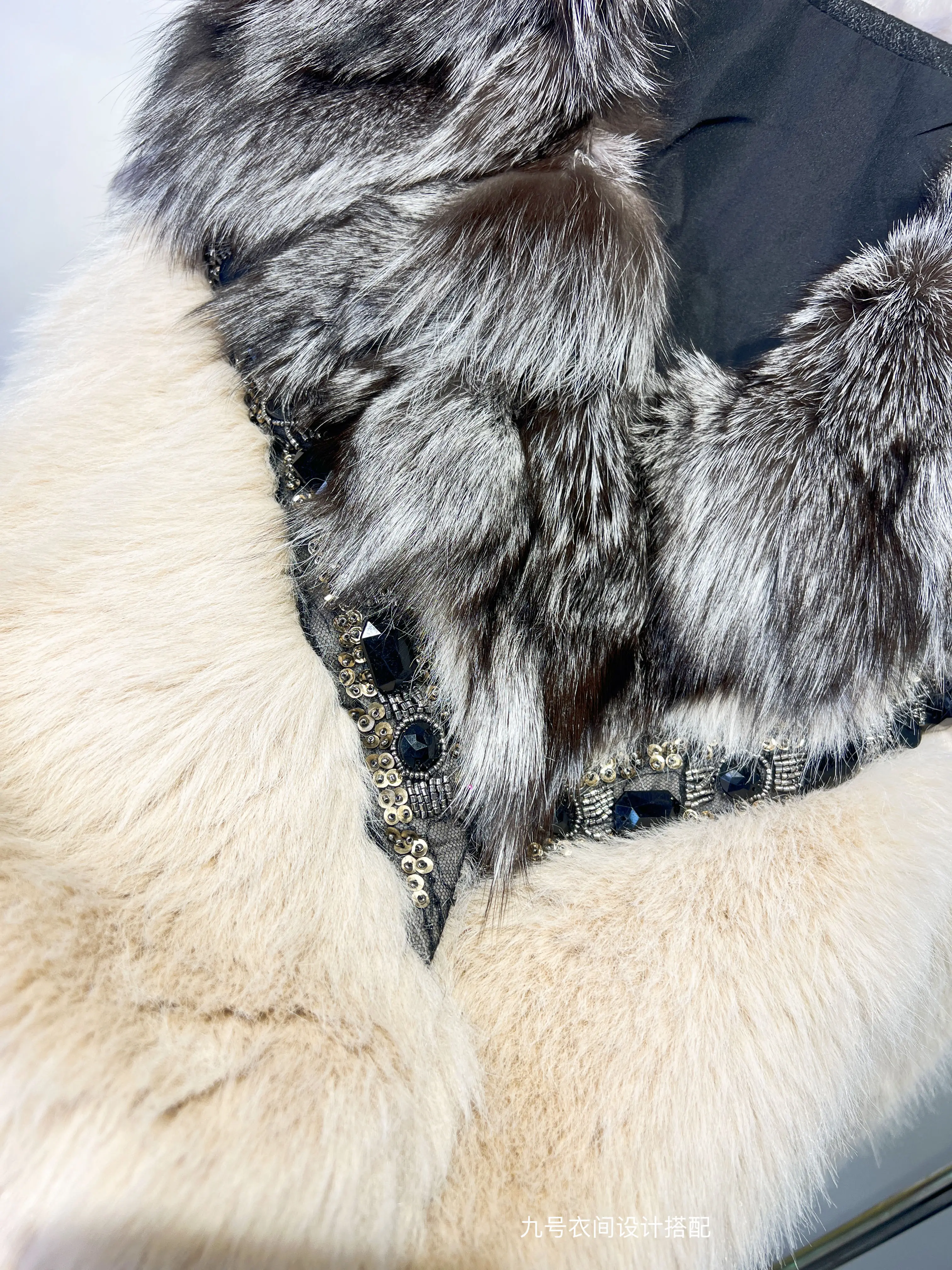 2025 Winter New European Faux Fur Coat for Women Heavy Beading Faux Fox Fur Collar Furry Jacket Trendy Short Coat