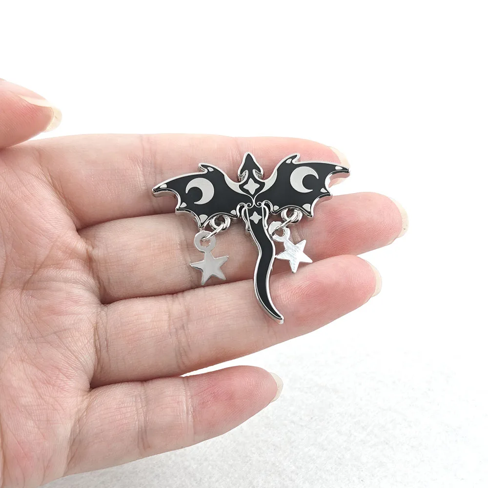 Gotische schwarze Drachen-Emaille-Pins, baumelnde Stern- und Halbmond-Broschen, Hexen-Mythische Hängeketten-Reversnadeln, coole Schmuckgeschenke – Detail 4
