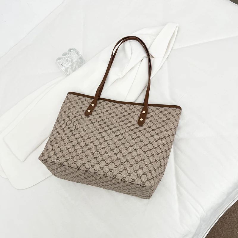 Luxuriöse Vintage Damen Schultertasche mit Monogramm-Print und Nieten, PU-Leder Handtasche mit Großer Kapazität und Reißverschluss für den Arbeitsweg – Detail 17