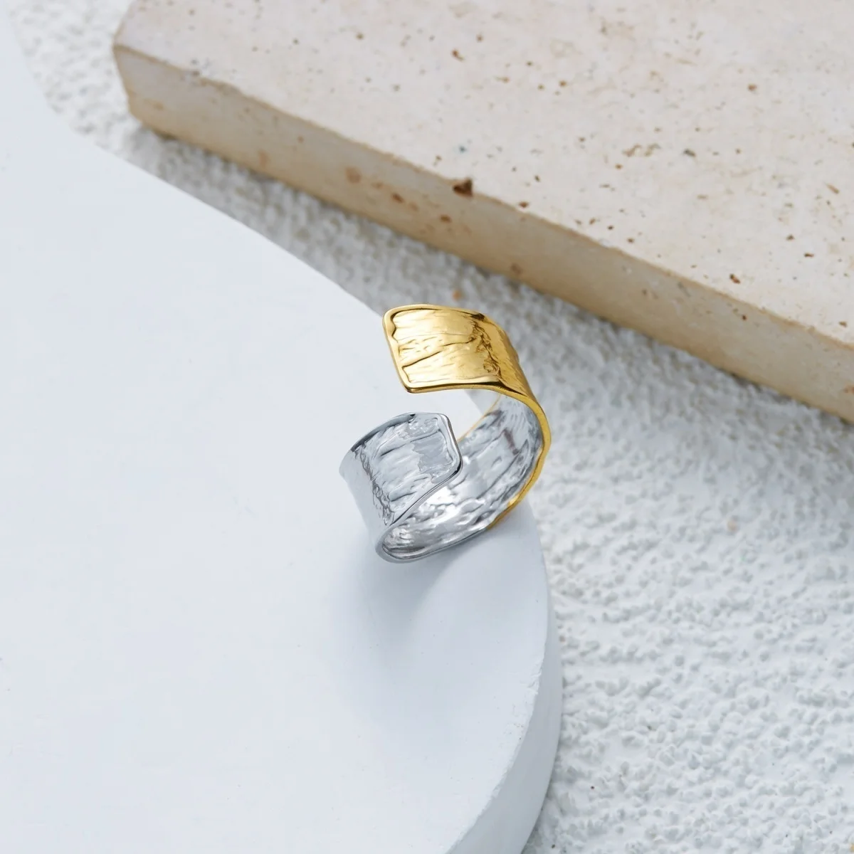 Französische Vintage-Fingerringe mit hohlem, gewelltem Design, imitierten Perlen und Spiralblatt-Motiven für Damen und Herren, im Nischenstil, geometrischer Ring, ästhetischer Schmuck. – Detail 22