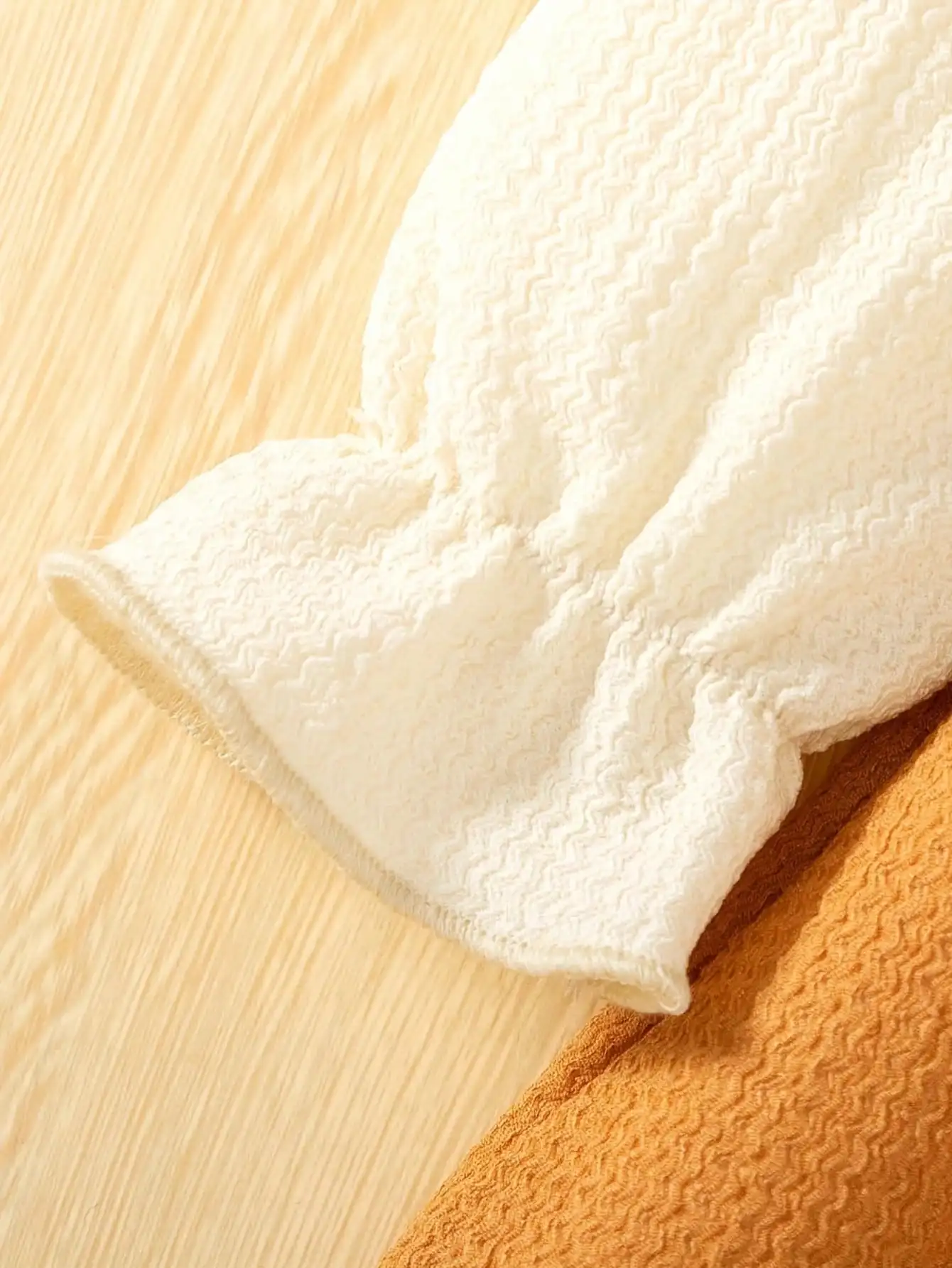 Kinderkleidung Sommermode elegantes langärmeliges Kleid mit Blumenmuster, Taillenschleifendekoration, Rüschenkragen und mittellangem Rock. – Detail 7