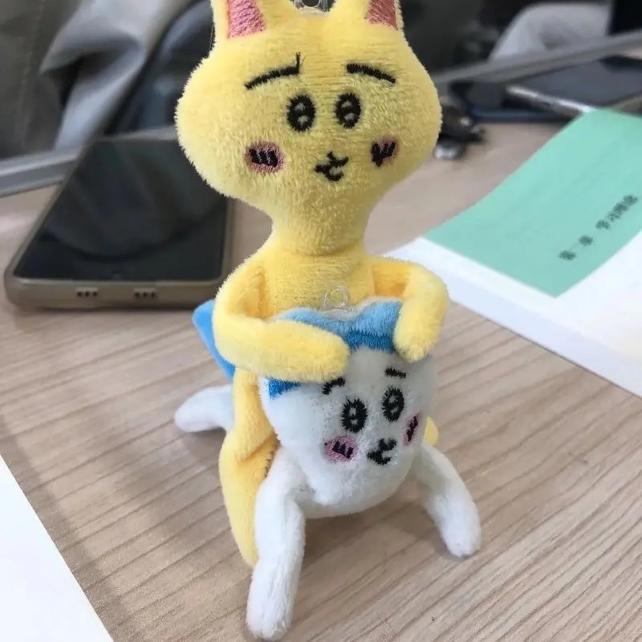 12cm Chiikawa Śmieszna Lalka Pełna Ruchomości z Funkcją Huśtania Anime Słodki Kreskówkowy Pluszowy Dodatek do Kluczy Ozdoba do Torby Zabawka Prezent na Święta