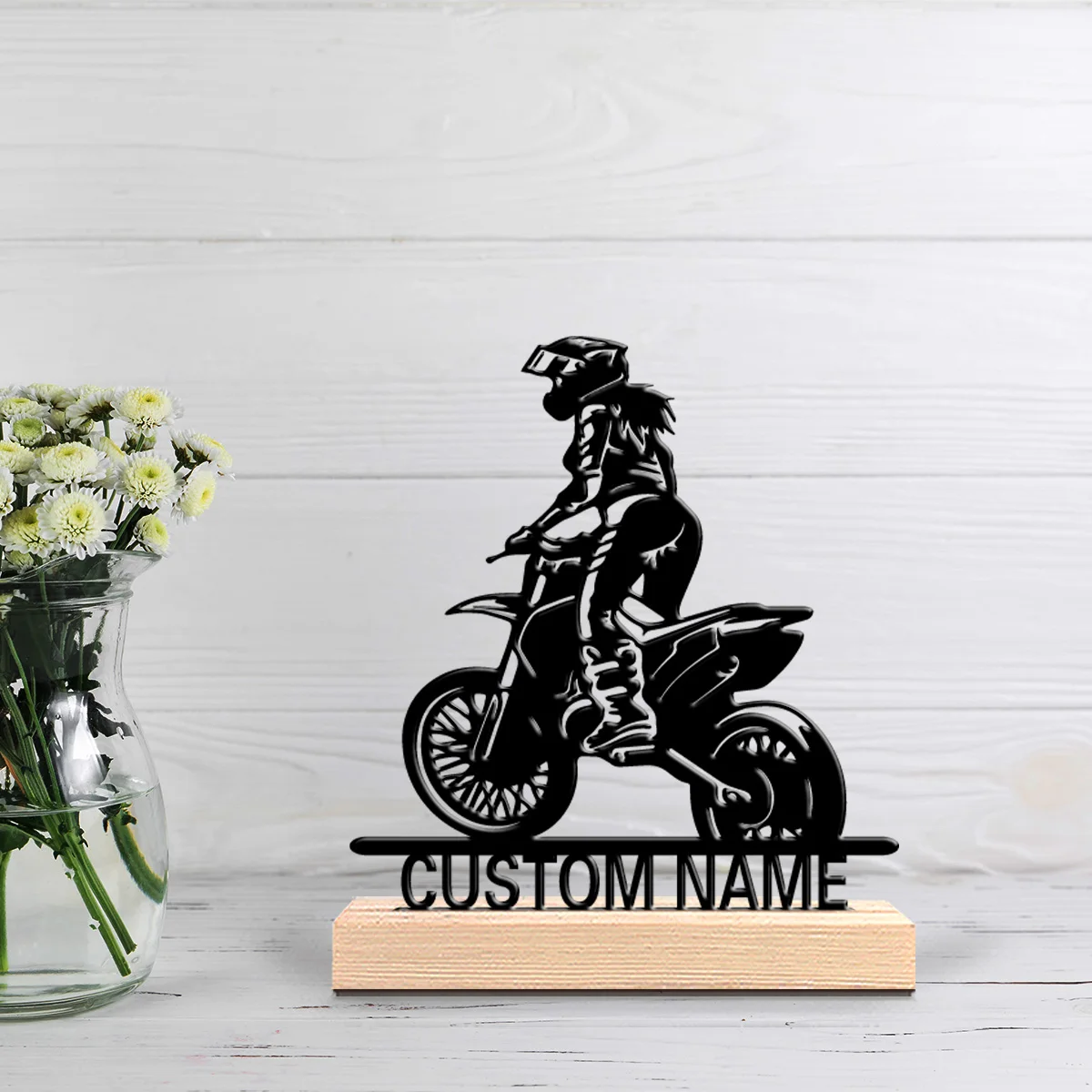 1 pièce Statue en étain créative de fille motard avec texte personnalisable, artisanat d'art avec base en bois pour la décoration de la maison et du bureau