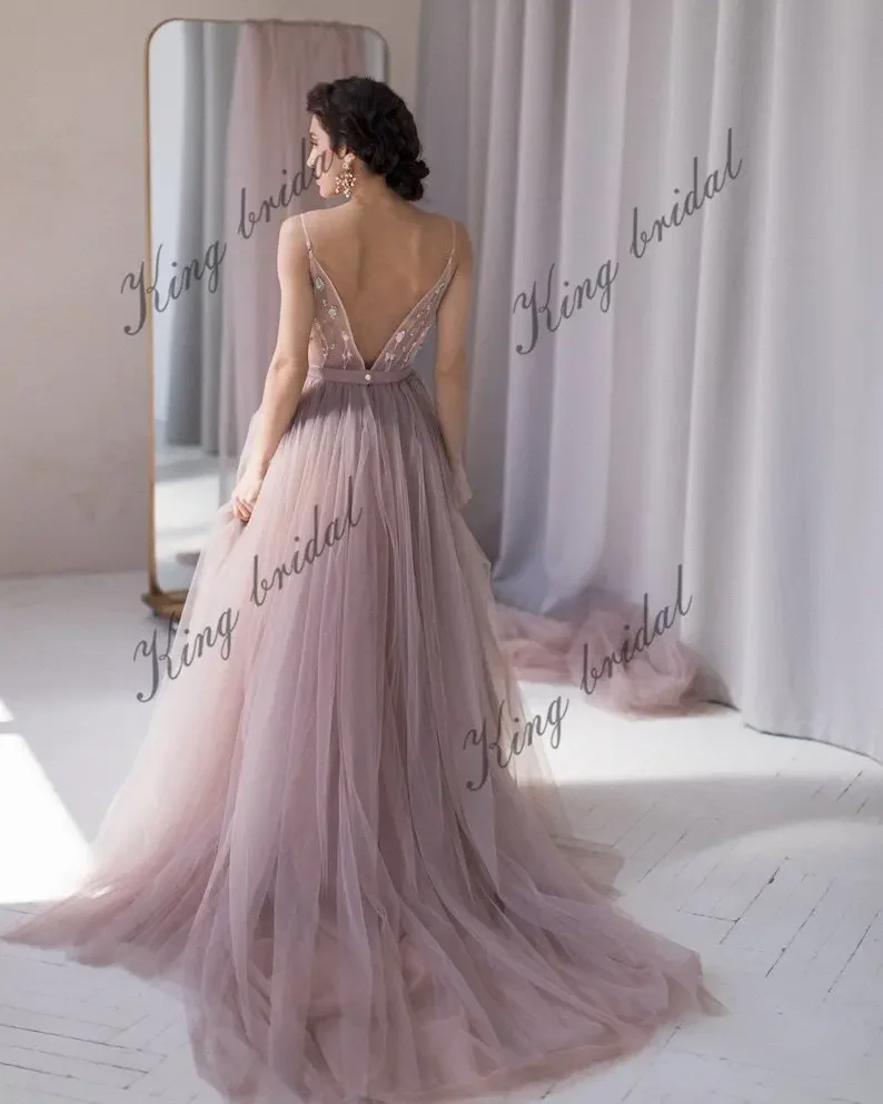 Gaun Pengantin Non-tradisional Gaun Pengantin Perona Pucat dengan Bunga Berwarna Gaun Pengantin Tulle Berlapis Punggung Halter Manik-manik Kerah V