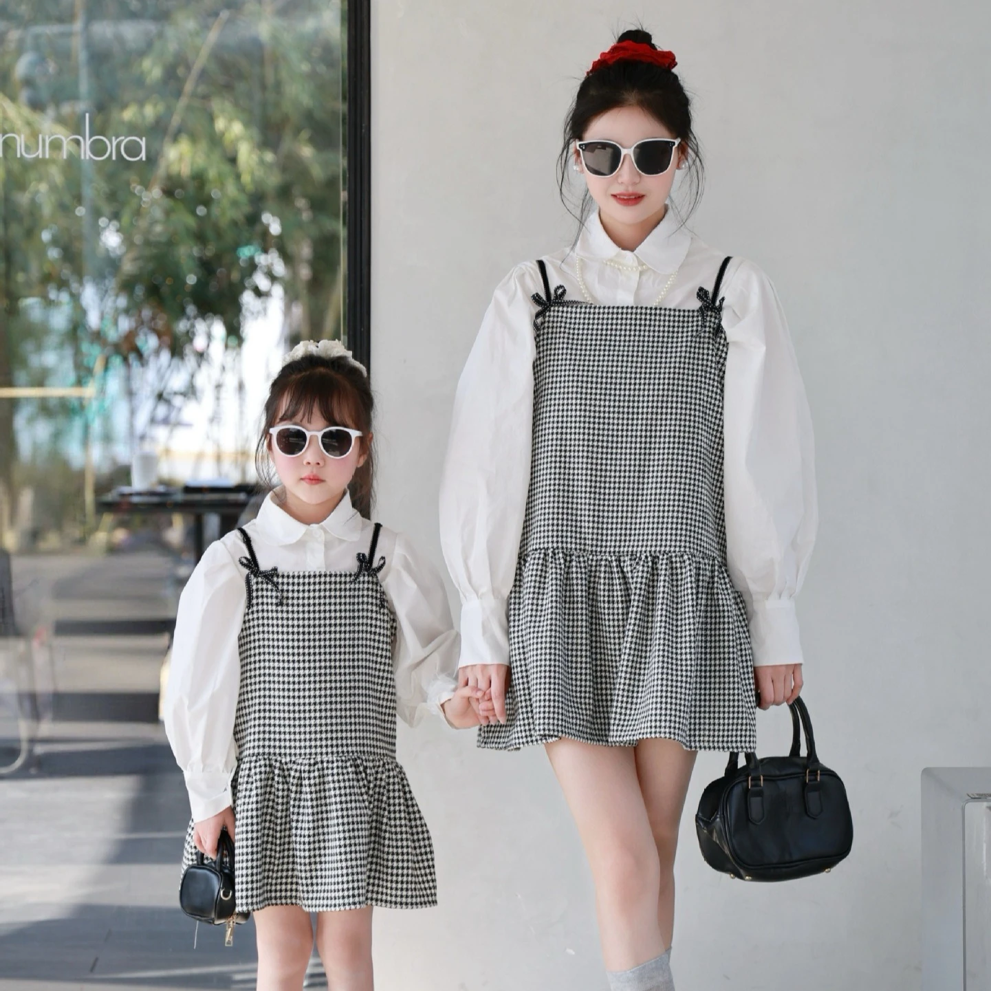 

Новинка 2026: Весенне-летний комплект для мамы и дочки из 2 предметов: платье на бретельках и белая блузка с длинным рукавом в корейском стиле с пышными рукавами. Семейные парные наряды.