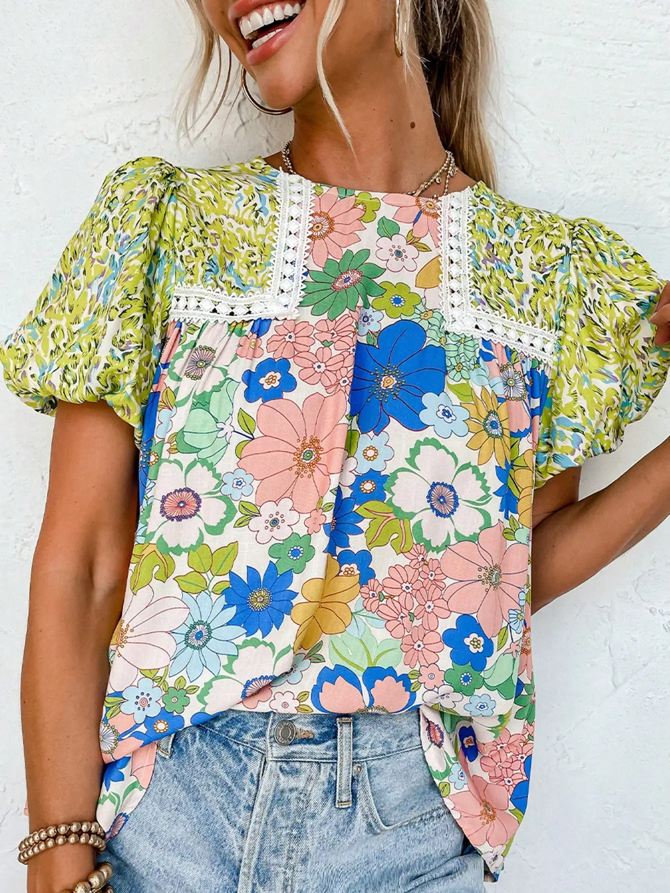 

Floral Print Blouse with Puff Sleeves and Lace Trim - Summer Casual Top