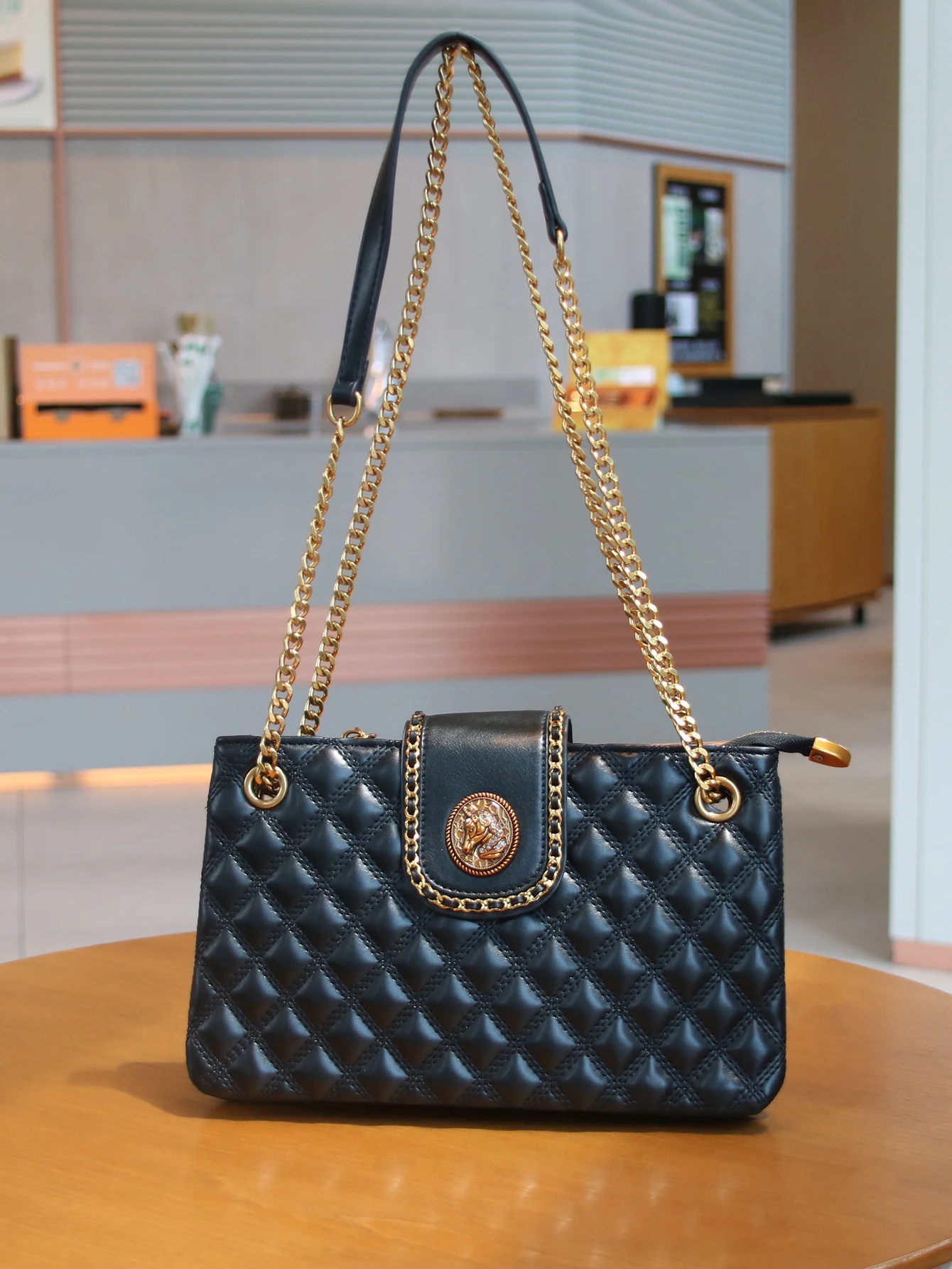 

2024 Fashionable Light Luxury Elegant Women's High-end Chain Bag Fashionable Shoulder Underarm Bag Diamond Embroidery Thread Wes